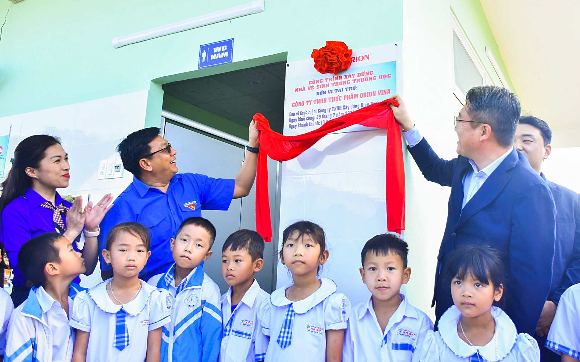 Làm mới 16 nhà vệ sinh cho học sinh vùng xa Lâm Đồng - Ảnh 1. Làm mới 16 nhà vệ sinh cho học sinh vùng xa Lâm Đồng - Ảnh 1.