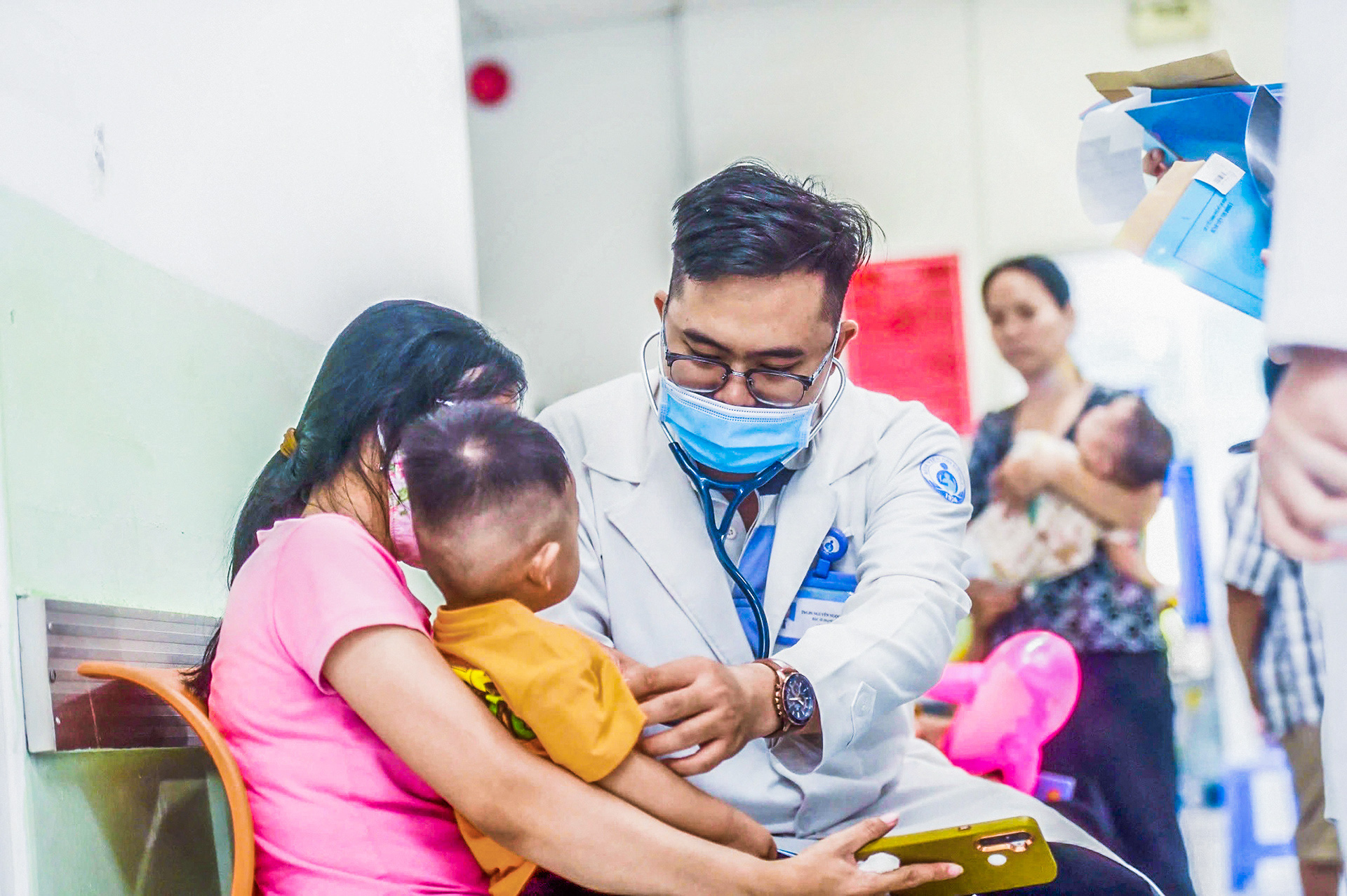 Số bệnh nhi khám, nhập viện vì bệnh hô hấp tiếp tục tăng - Ảnh 1. Số bệnh nhi khám, nhập viện do mắc bệnh hô hấp tiếp tục gia tăng - Ảnh 1.
