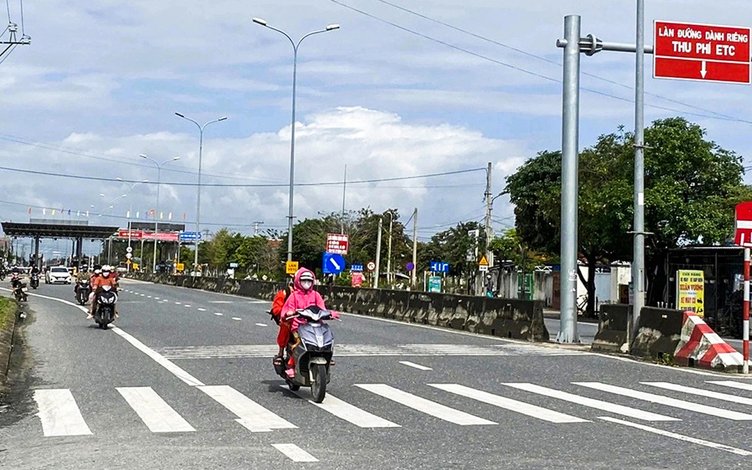 Chủ trạm thu phí BOT Quảng Nam muốn lắp rào chắn giới hạn chiều cao ở các đường dân sinh quanh trạm - Ảnh 1. Chủ trạm thu phí BOT Quảng Nam muốn lắp rào chắn giới hạn chiều cao ở các đường dân sinh quanh trạm - Ảnh 1.