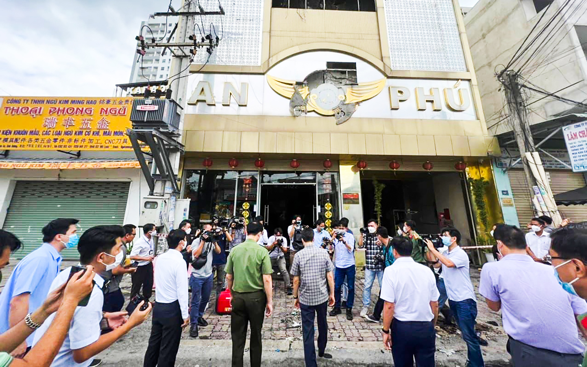 Phát hiện thi thể không nguyên vẹn ở karaoke An Phú, nơi từng xảy ra vụ cháy làm 32 người chết - Ảnh 3. Phát hiện thi thể không nguyên vẹn ở karaoke An Phú, nơi từng xảy ra vụ cháy làm 32 người chết - Ảnh 2.