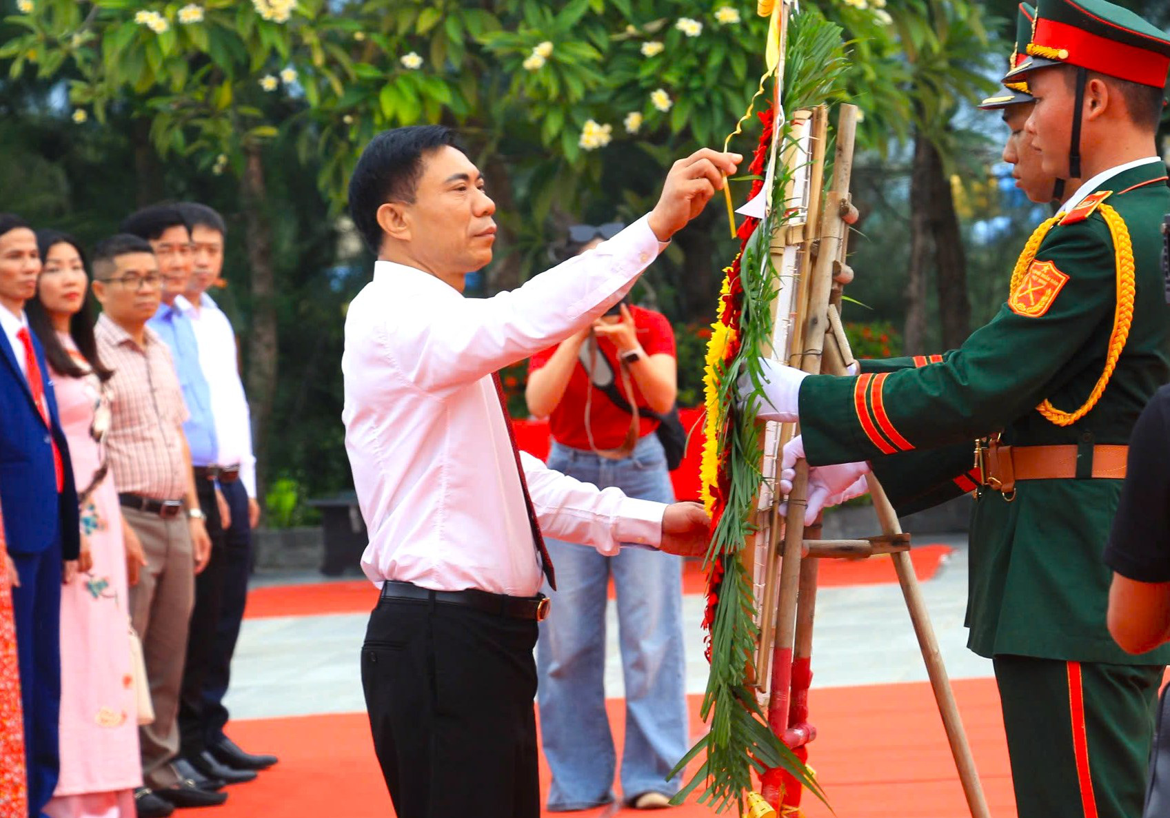 Đoàn đại biểu Ban Tuyên giáo Trung ương dâng hương tại Khu tưởng niệm chiến sĩ Gạc Ma - Ảnh 1. Đoàn đại biểu Ban Tuyên giáo Trung ương dâng hương tại khu tưởng niệm chiến sĩ Gạc Ma - Ảnh 1.