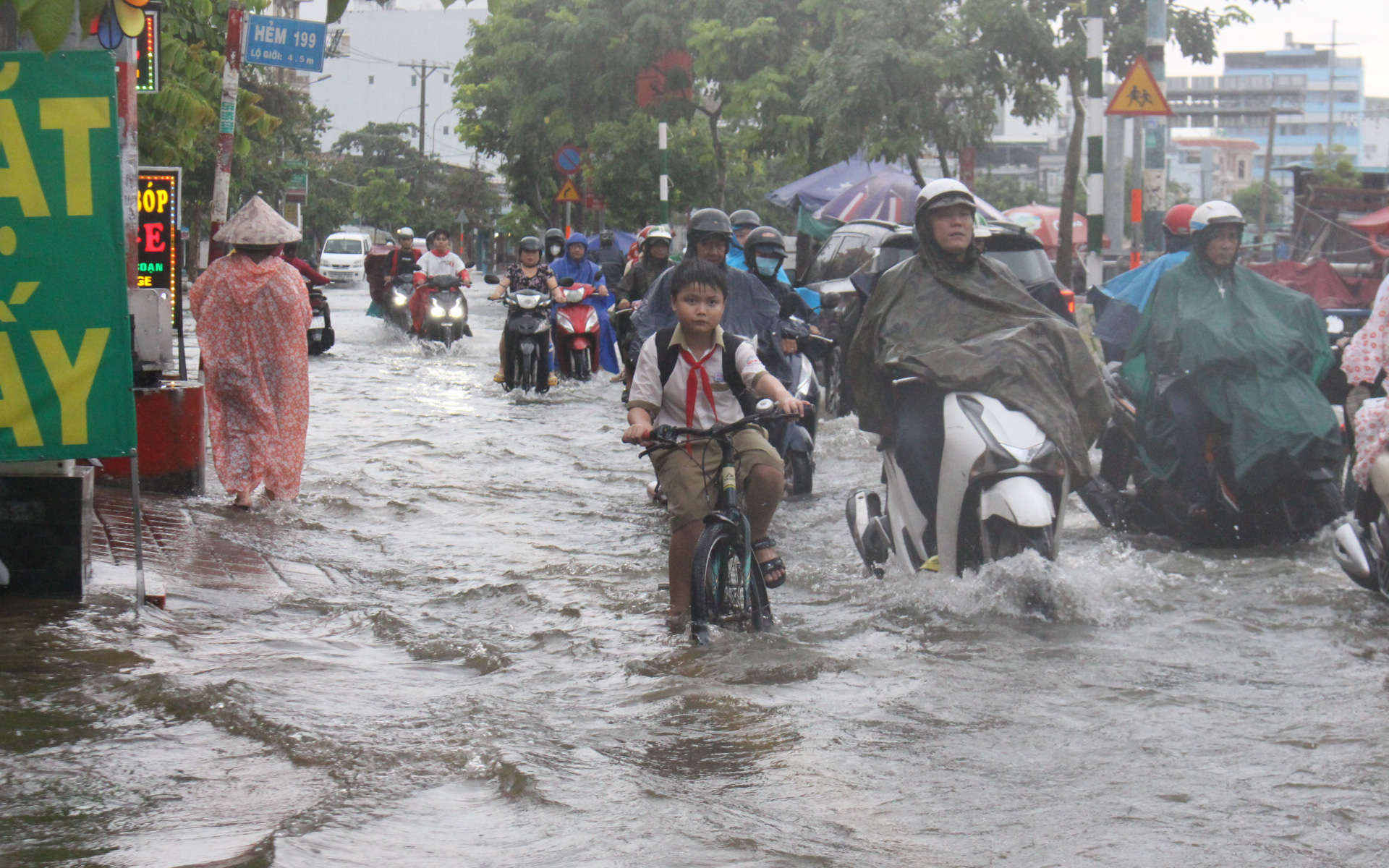 Mưa lớn, triều cường ngập nửa bánh xe, học sinh chật vật về nhà