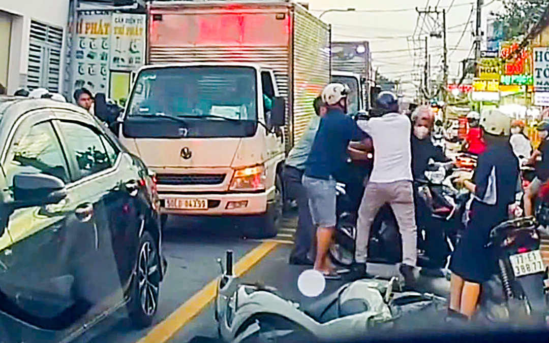 Sau va quẹt, một học sinh đánh tới tấp nam sinh khác, bị người dân giữ giao công an - Ảnh 4. Làm rõ vụ học sinh bị nam sinh dùng tay, mũ bảo hiểm đánh sau va quẹt giao thông - Ảnh 4.