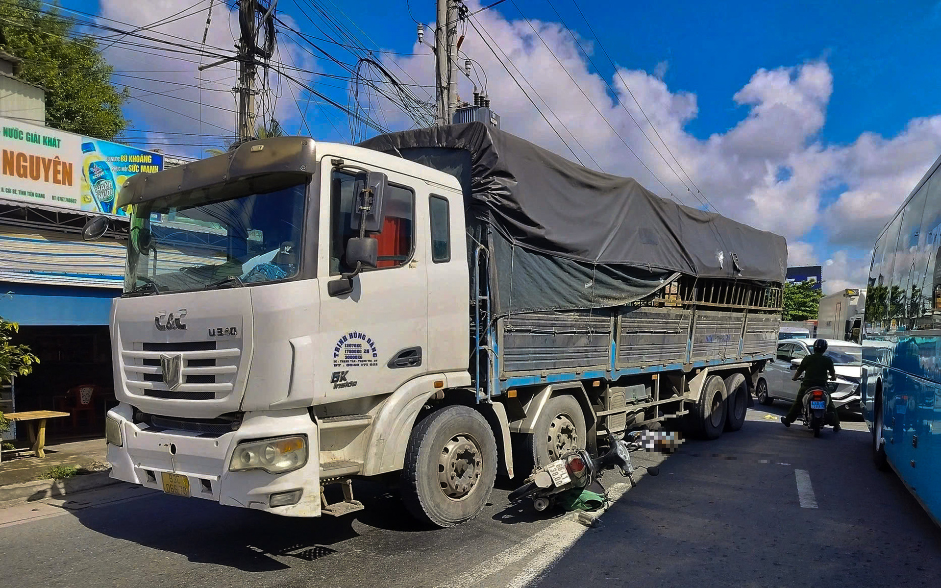 Va chạm với xe tải, hai người đi xe máy bị cán chết tại chỗ - Ảnh 1. Va chạm với xe tải, hai người đi xe máy bị cán chết tại chỗ - Ảnh 1.