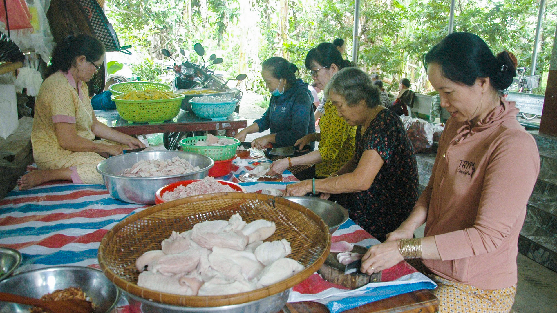 'Biệt đội tóc dài' nhân ái - Ảnh 1. 'Biệt đội tóc dài' nhân ái - Ảnh 1.