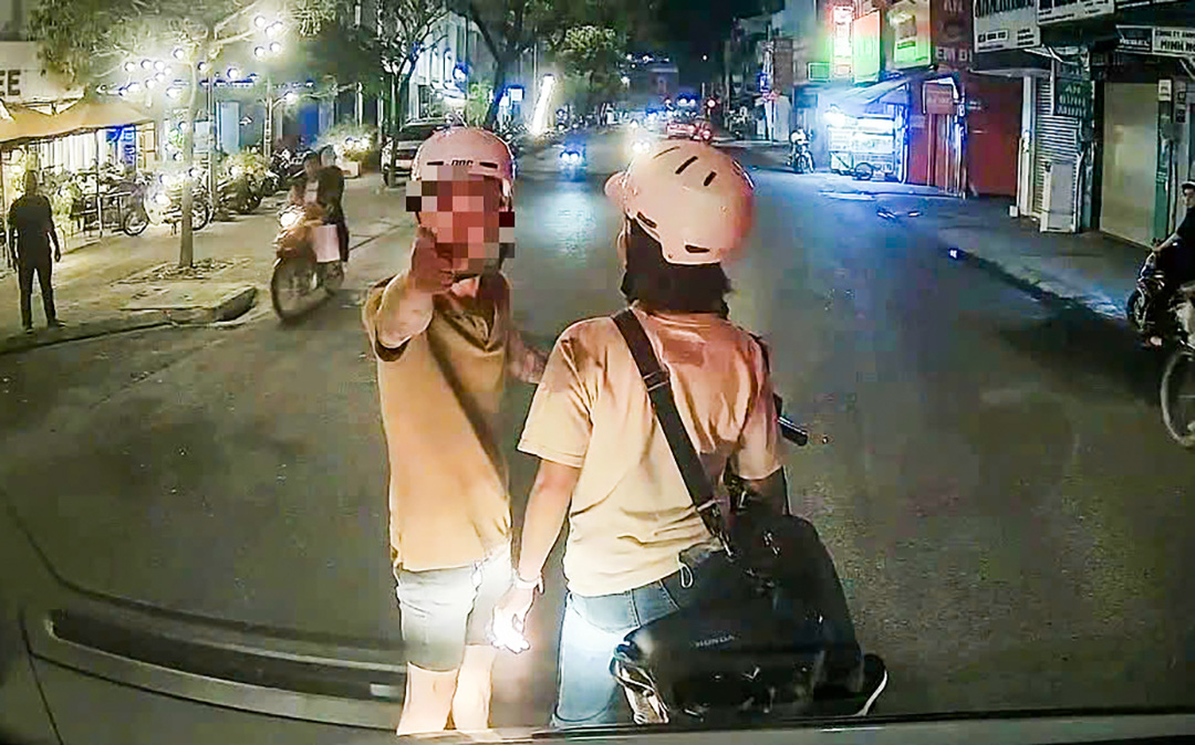 2 quận cùng truy xét người chặn xe cấp cứu đang làm nhiệm vụ - Ảnh 1. Công an 2 quận đang truy xét người đàn ông chặn xe cấp cứu đang làm nhiệm vụ - Ảnh 1.