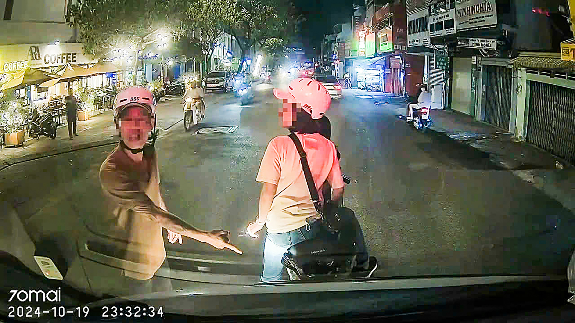 Công an mời người đàn ông chặn xe cấp cứu ở quận Tân Bình lên làm việc - Ảnh 1. Công an đã mời được người đàn ông chặn xe cấp cứu ở quận Tân Bình - Ảnh 1.