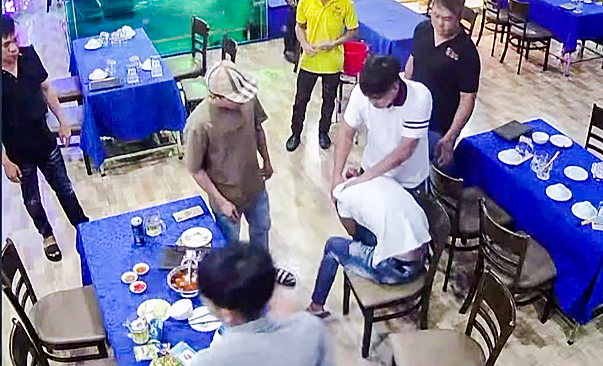 Vụ giang hồ Vĩnh Long ăn quỵt: Khởi tố vụ án cưỡng đoạt tài sản và gây rối trật tự công cộng - Ảnh 1. Khởi tố, điều tra 2 tội danh vụ ‘giang hồ’ Vĩnh Long ăn quỵt - Ảnh 1.