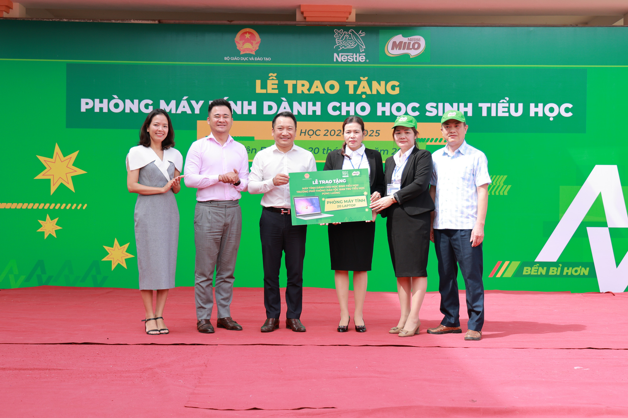 Nestlé MILO trao tặng máy tính cho các trường tiểu học vùng cao - Tuổi ...
