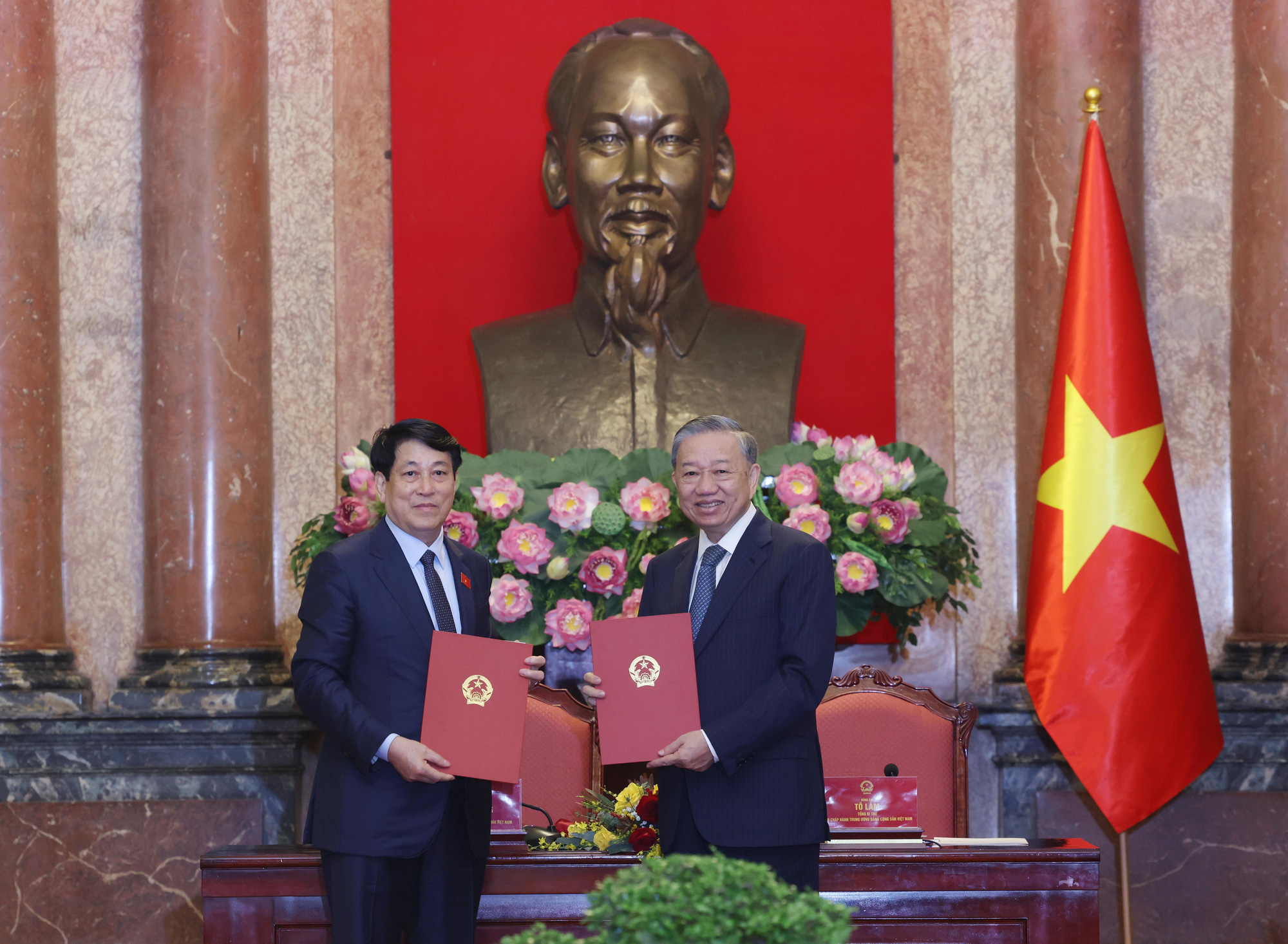 Tổng Bí thư Tô Lâm và Chủ tịch nước Lương Cường bàn giao công tác của Chủ tịch nước - Ảnh 1. Tổng Bí thư Tô Lâm và Chủ tịch nước Lương Cường bàn giao công tác của Chủ tịch nước - Ảnh 1.