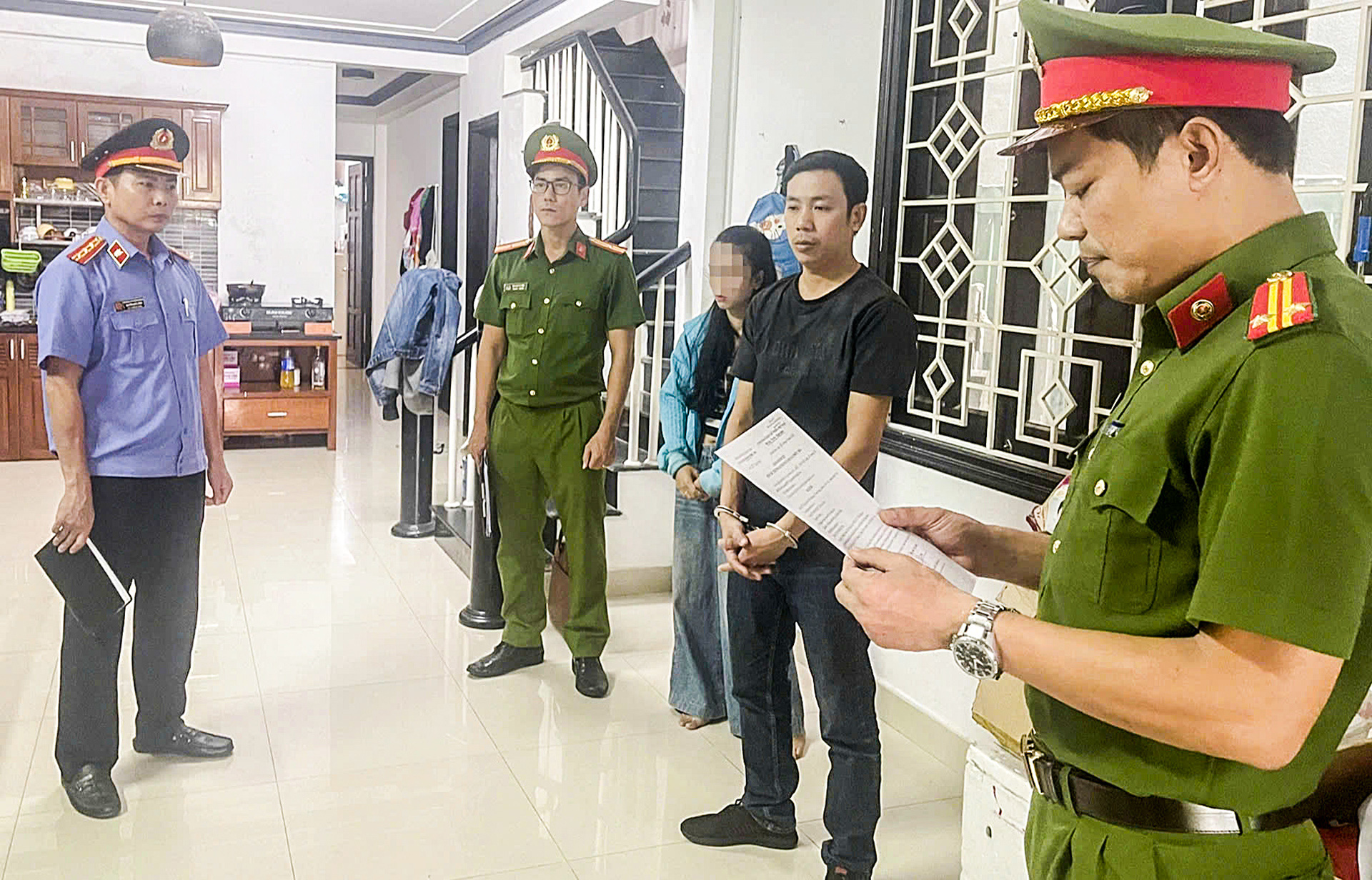 Bắt quản lý cửa hàng quần áo The Blues Hội An 'phù phép' cả ngàn sản phẩm, chiếm 790 triệu - Ảnh 1. Bắt quản lý cửa hàng quần áo The Blues Hội An tham ô, chiếm đoạt 790 triệu đồng - Ảnh 1.
