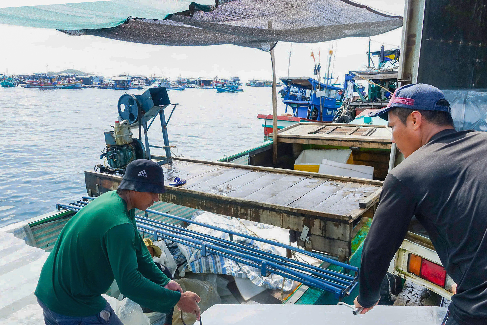 Nhịp sống rộn ràng của ngư dân ở cảng cá sầm uất nhất Phú Quốc - Ảnh 3.