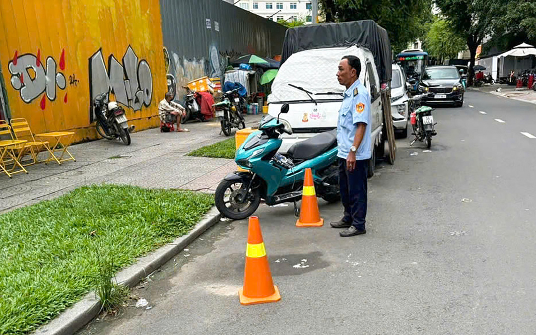 Gara siêu độc dưới gầm cầu thang cho những ai muốn mua xe mà không có chỗ để - Ảnh 1.