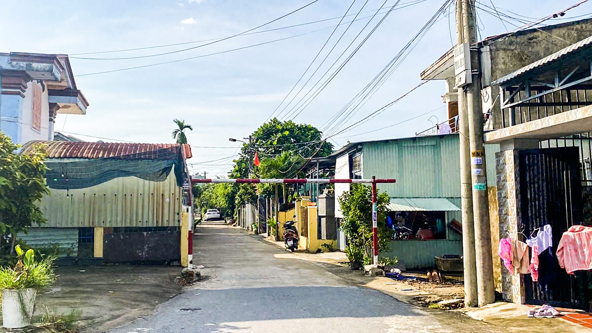 Ngăn xe né trạm BOT Quảng Nam: Chính quyền nói 'quá khó', doanh nghiệp và dân nói 'quá khổ' - Ảnh 1. Ngăn xe né trạm BOT Quảng Nam: Chính quyền nói 'quá khó', doanh nghiệp và dân nói 'quá khổ' - Ảnh 1.