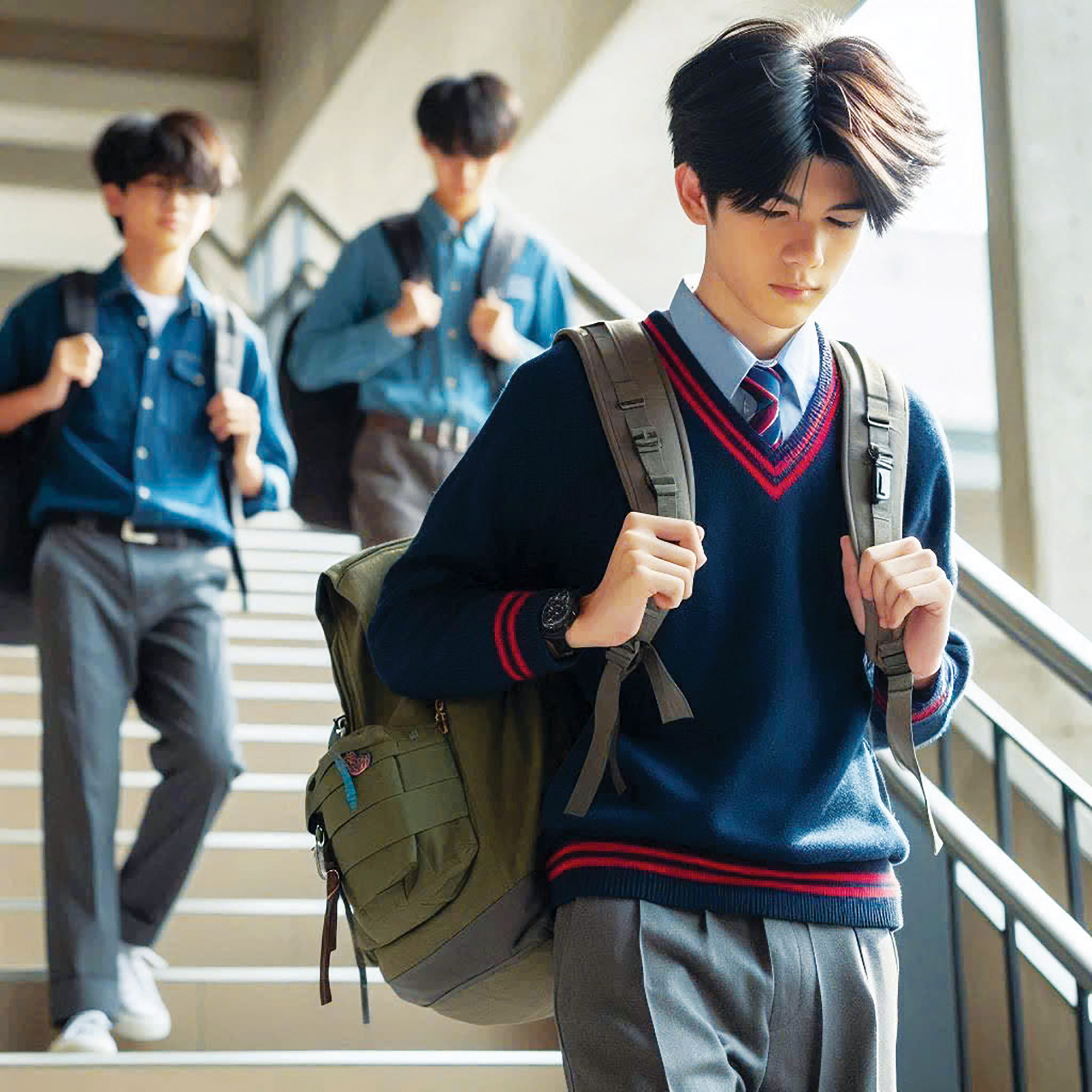 Mang vác ba lô quá nặng ảnh hưởng thế nào đến sức khỏe học sinh?- Ảnh 1. Mang vác ba lô quá nặng ảnh hưởng thế nào đến sức khỏe học sinh?- Ảnh 1.