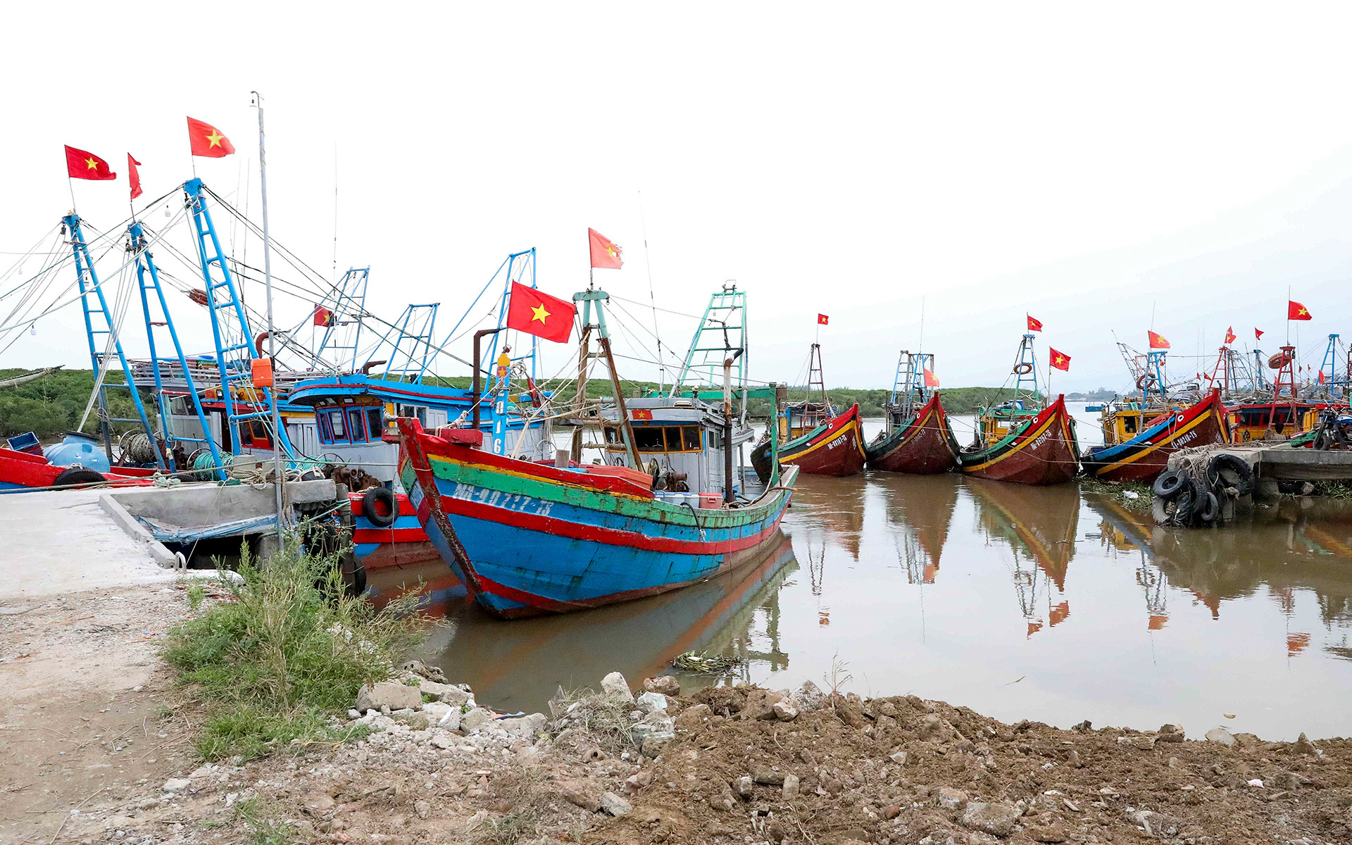 Thủ tướng: Chủ tịch các tỉnh, thành chủ động quyết định việc cấm biển ứng phó bão Trà Mi - Ảnh 1.