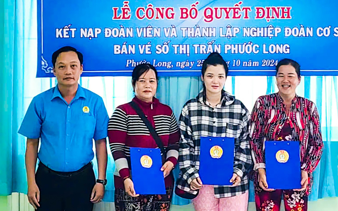 Người bán vé số dạo tham gia công đoàn - Ảnh 1. Người bán vé số dạo tham gia công đoàn - Ảnh 1.