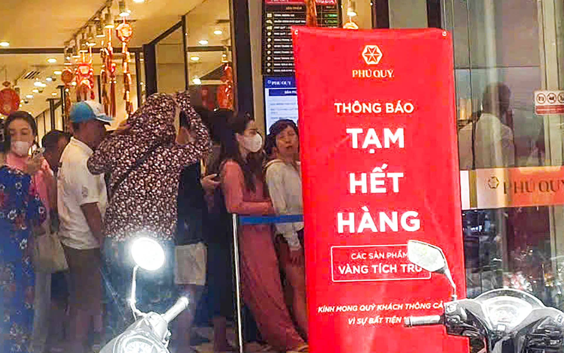 Xếp hàng hai ngày mới mua được mấy chỉ vàng nhẫn - Ảnh 1. Xếp hàng hai ngày mới mua được mấy chỉ vàng nhẫn - Ảnh 1.