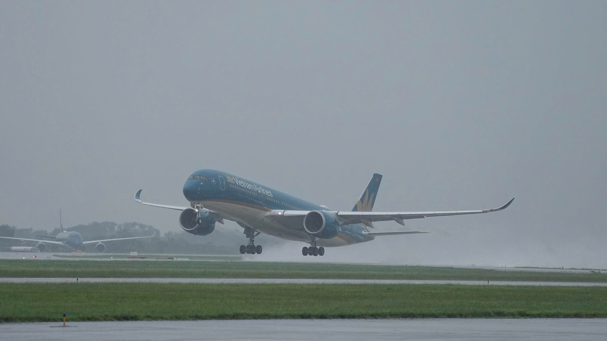 Tạm ngừng khai thác 4 sân bay tại miền Trung để tránh bão số 10 - Ảnh 1.