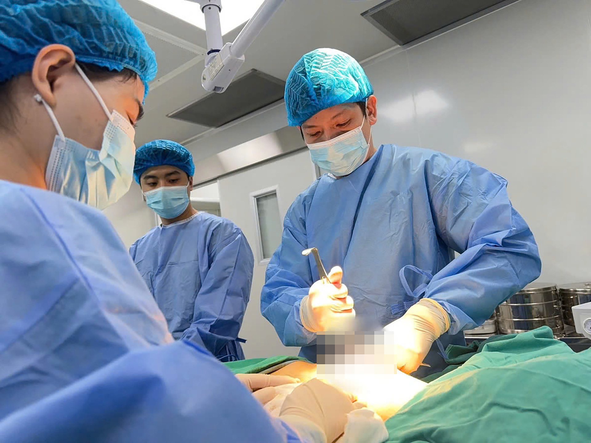 Người đàn ông trung niên bất ngờ phát hiện bị nữ hóa tuyến vú - Ảnh 1. Người đàn ông bị nữ hóa tuyến vú - Ảnh 1.