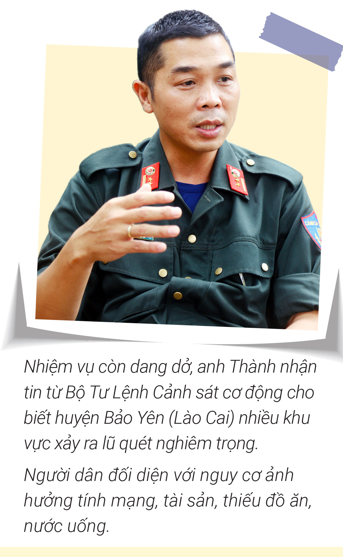 Cõng nhu yếu phẩm tiếp tế đồng bào vùng sạt lở - Ảnh 3.
