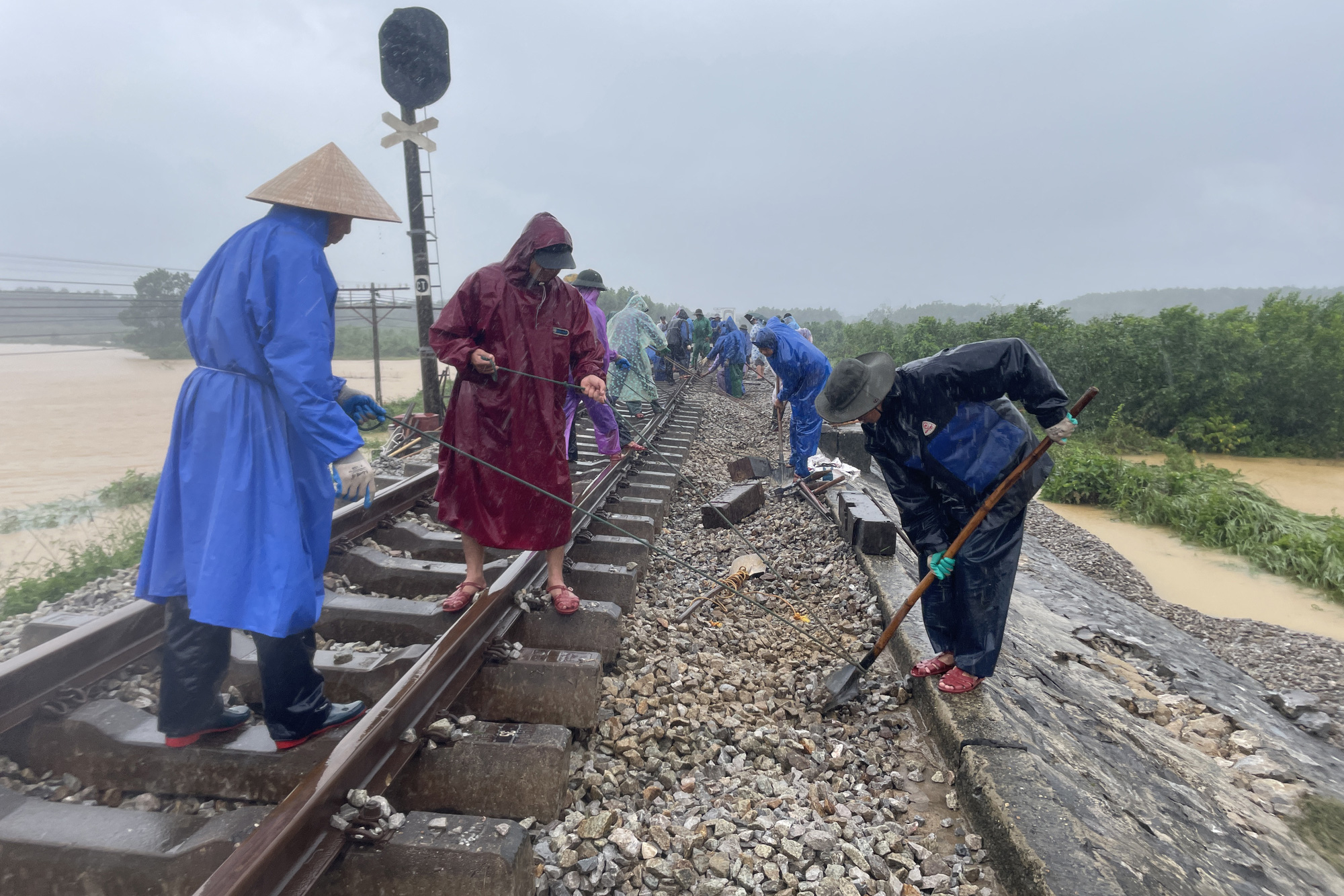 Hơn 1,3km đường sắt hư hỏng, có đoạn dịch chuyển 3,9m sau bão Trà Mi - Ảnh 4.
