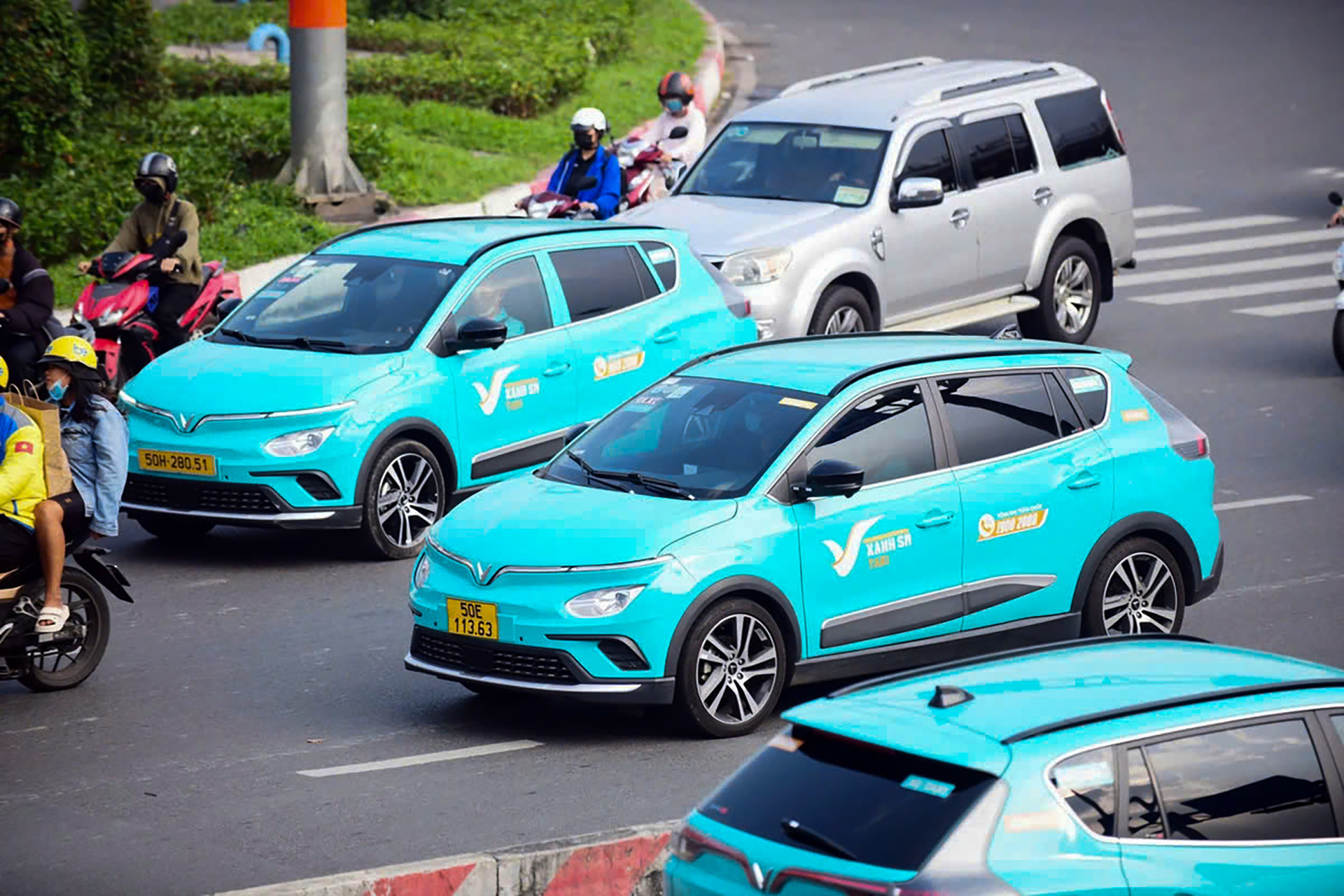 Xe điện cho nổ cú sốc giảm giá ở ngành xe dịch vụ - Ảnh 1. 'Cơn sốc giảm giá' từ xe điện - Ảnh 1.