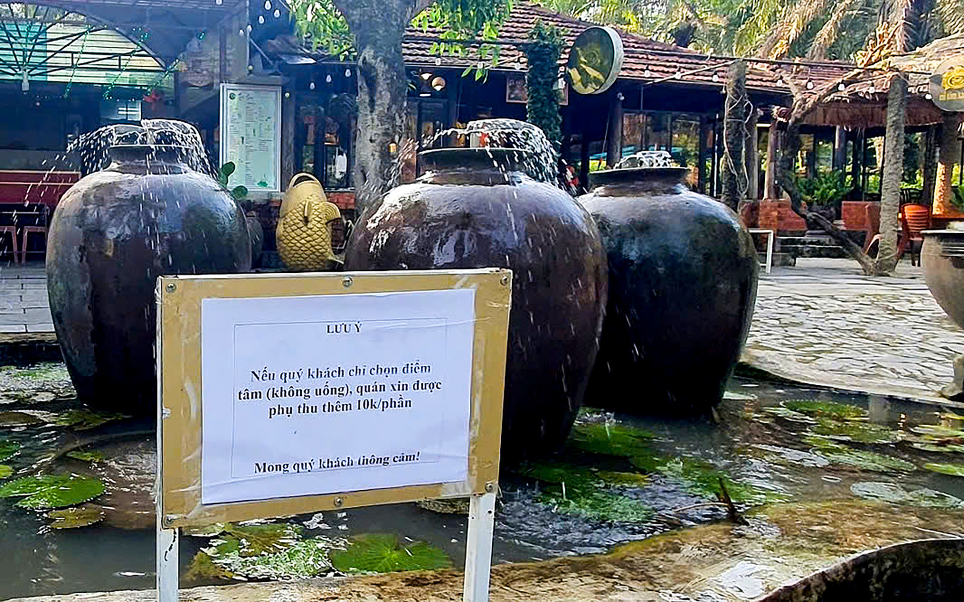 Khen, chê khoản phụ thu 10.000 đồng 'ăn không uống' ở quán cà phê kèm ăn sáng - Ảnh 1. Khen, chê khoản phụ thu 10.000 đồng 'ăn không uống' ở quán cà phê kèm ăn sáng - Ảnh 1.