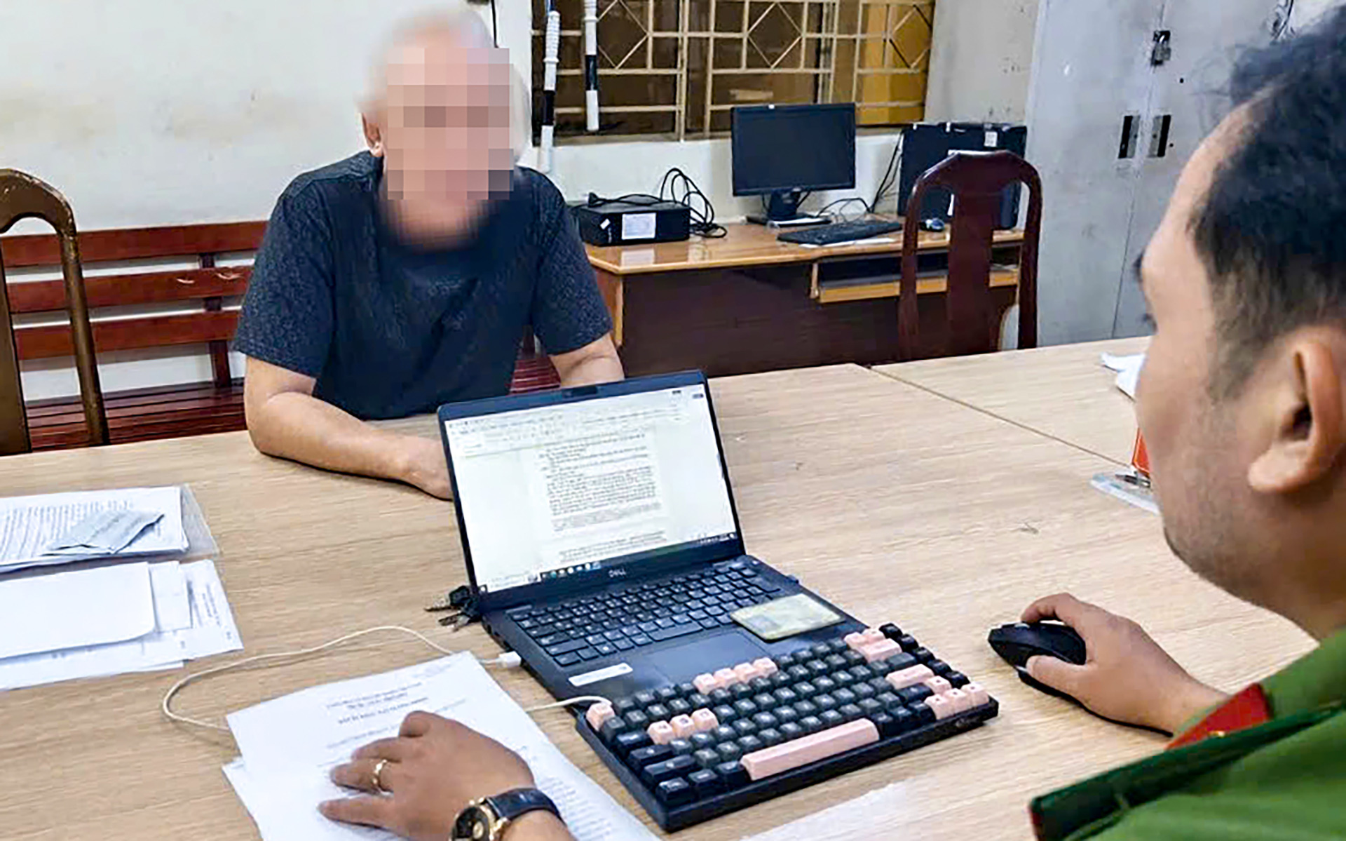 Công an làm việc với tài xế không chấp hành, lái ô tô bỏ chạy ở Gò Vấp - Ảnh 1. Công an làm việc với tài xế không chấp hành, lái ô tô bỏ chạy ở Gò Vấp - Ảnh 1.