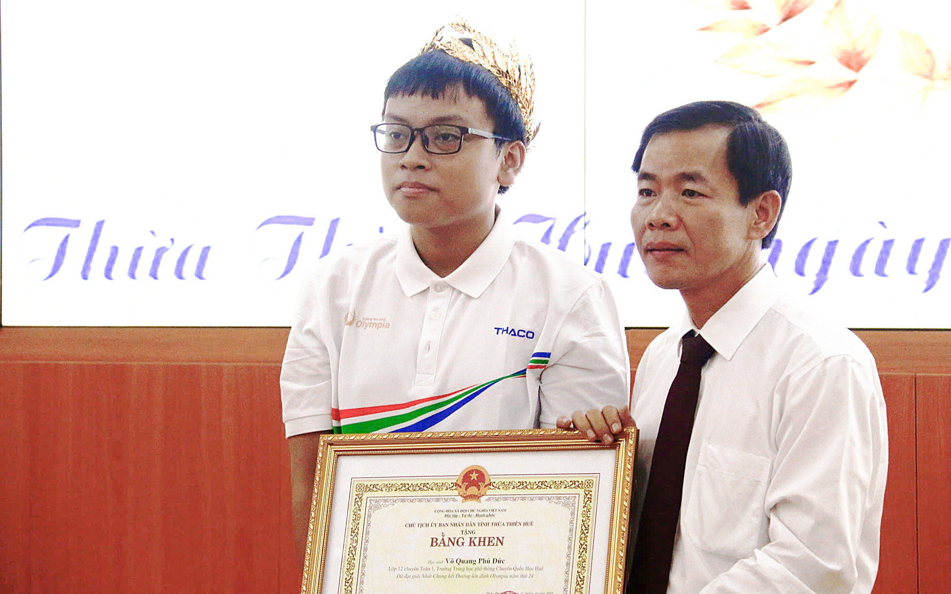 Gia đình quán quân Đường lên đỉnh Olympia Võ Quang Phú Đức tặng cơm cho bệnh nhân nghèo - Ảnh 1. Gia đình quán quân Đường lên đỉnh Olympia Võ Quang Phú Đức tặng cơm cho bệnh nhân nghèo - Ảnh 1.
