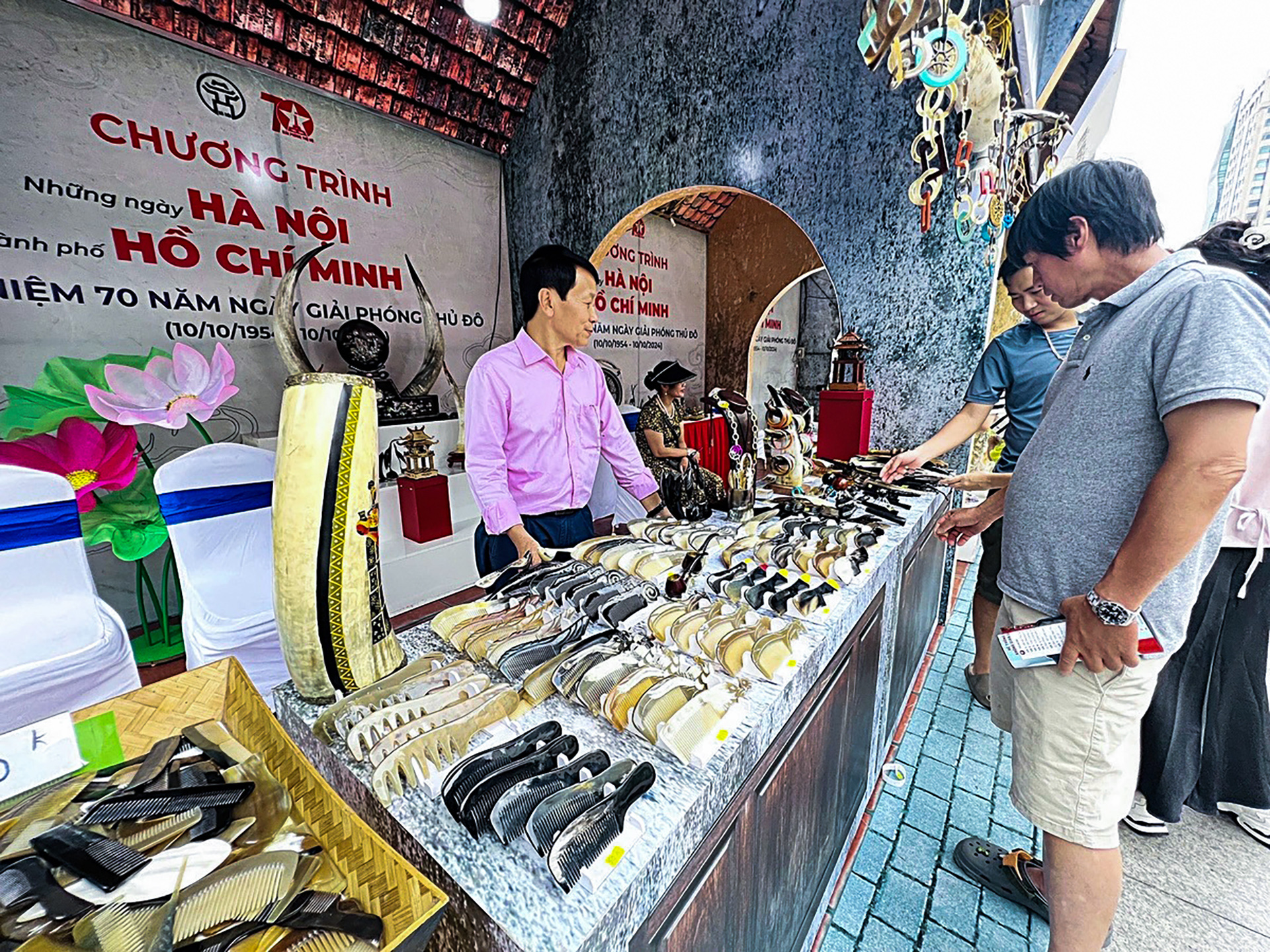 Lược sừng trâu làng nghề Việt ra chợ quốc tế, cả trăm loại lược cho đủ kiểu tóc - Ảnh 1. Lược sừng trâu làng nghề Việt ra chợ quốc tế, cả trăm loại lược cho đủ kiểu tóc - Ảnh 1.