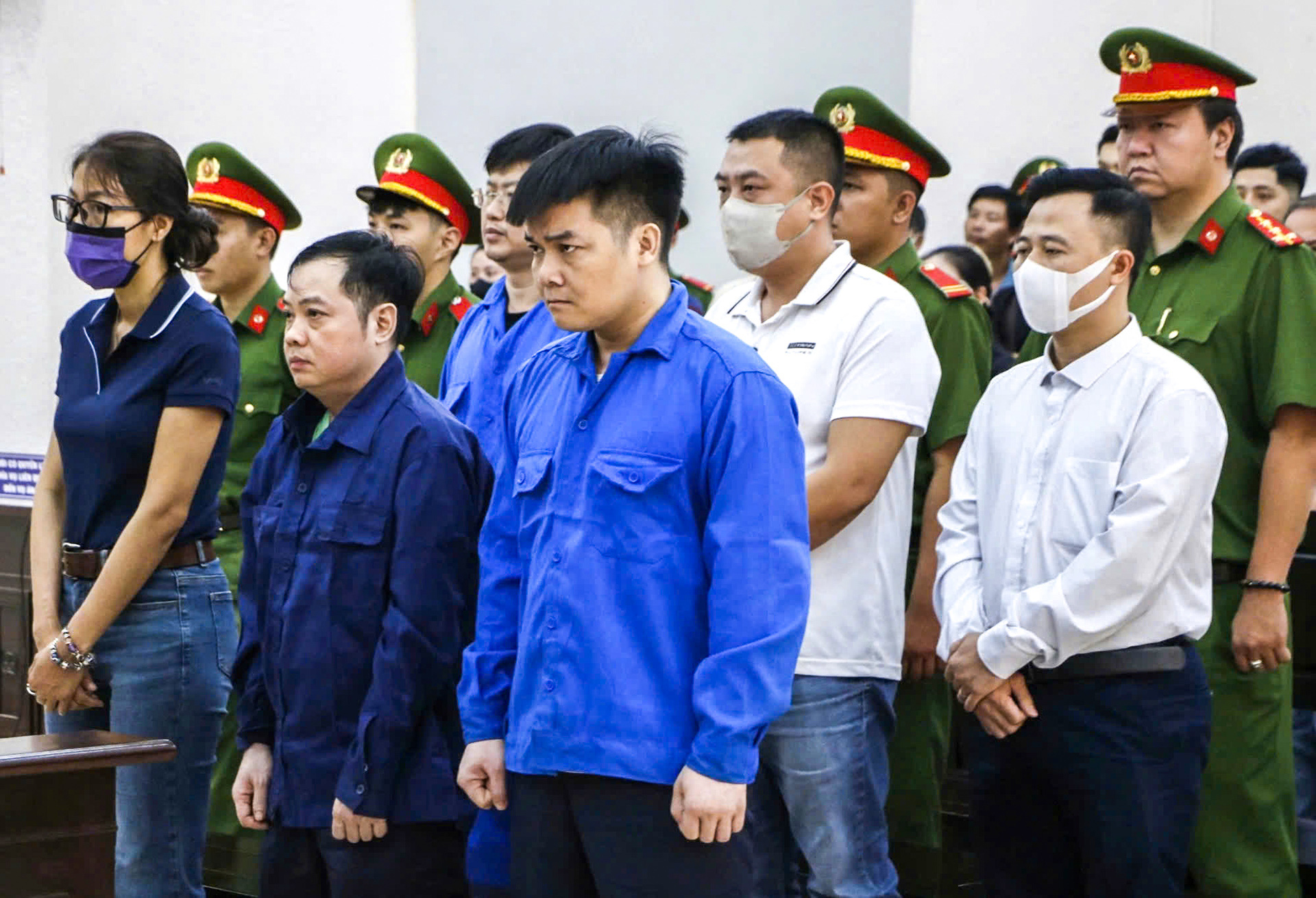 Cựu nữ công an trong vụ cháy karaoke An Phú bị tuyên 7,5 năm tù - Ảnh 1. Cựu nữ cảnh sát chối tội vụ cháy karaoke An Phú bị tuyên 7,5 năm tù - Ảnh 1.