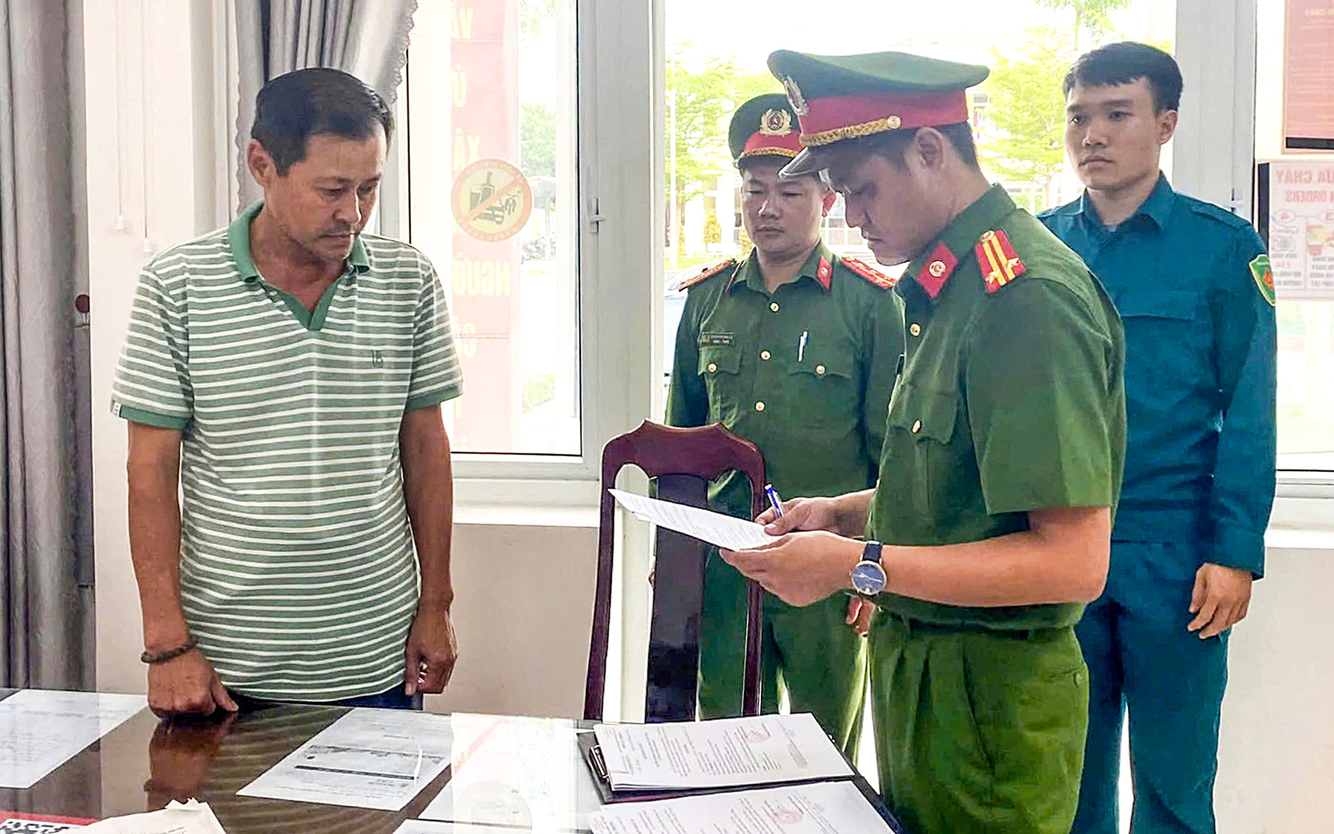 Phó giám đốc chi nhánh ngân hàng vay mượn 50 tỉ rồi bán nhà, bỏ trốn - Ảnh 1. Bắt tạm giam nguyên phó giám đốc Ngân hàng Việt Á, chi nhánh Hội An - Ảnh 1.