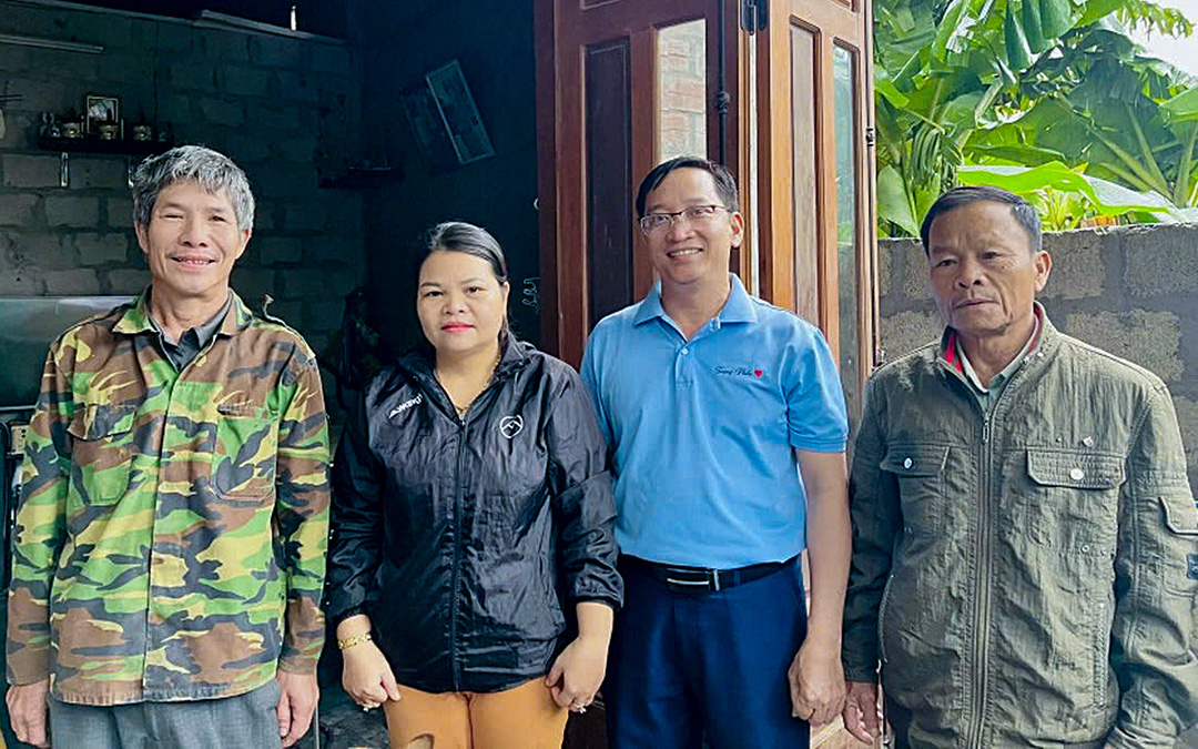 Nối điện từ trạm phát sóng cứu người nguy kịch trong lũ - Ảnh 1. Nối điện từ trạm phát sóng cứu người nguy kịch trong lũ - Ảnh 1.