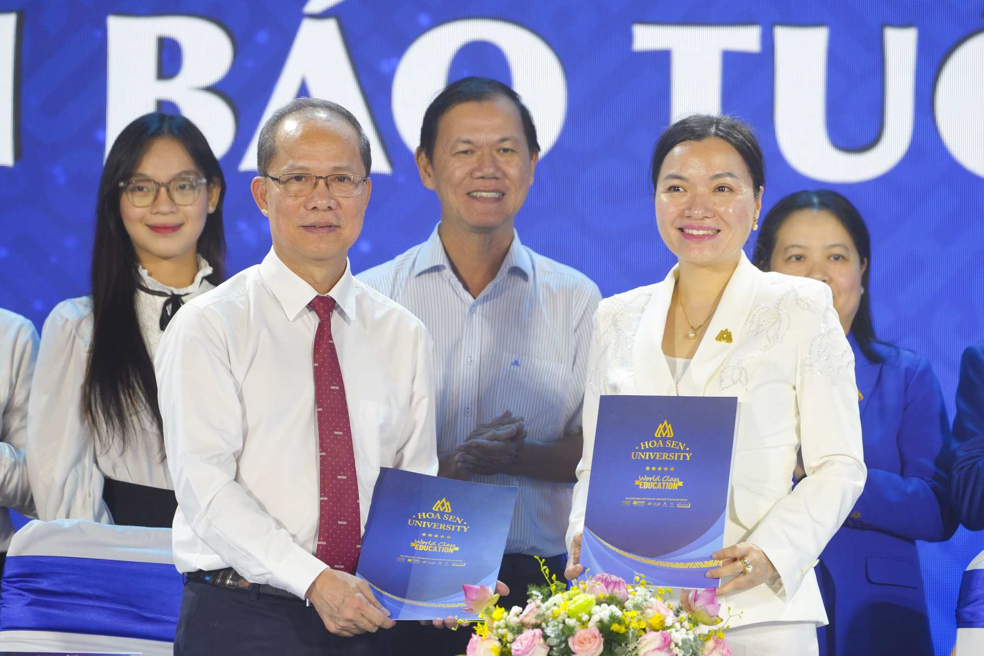 Báo Tuổi Trẻ và Trường đại học Hoa Sen ký kết hợp tác đào tạo - Ảnh 2.