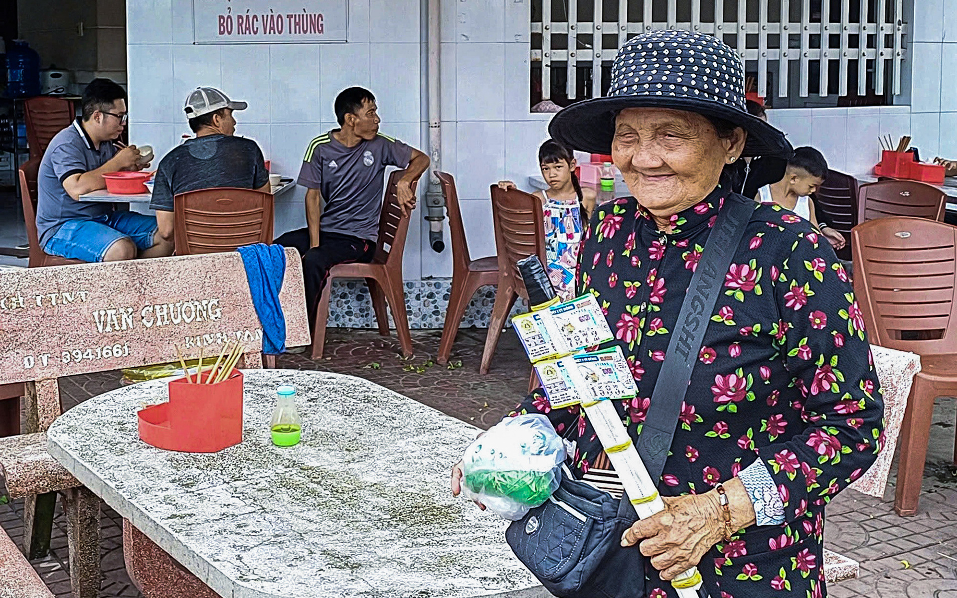 Người bán vé số dạo mòn mỏi chờ... quyền lợi - Ảnh 1. Người bán vé số dạo mòn mỏi chờ... quyền lợi - Ảnh 1.