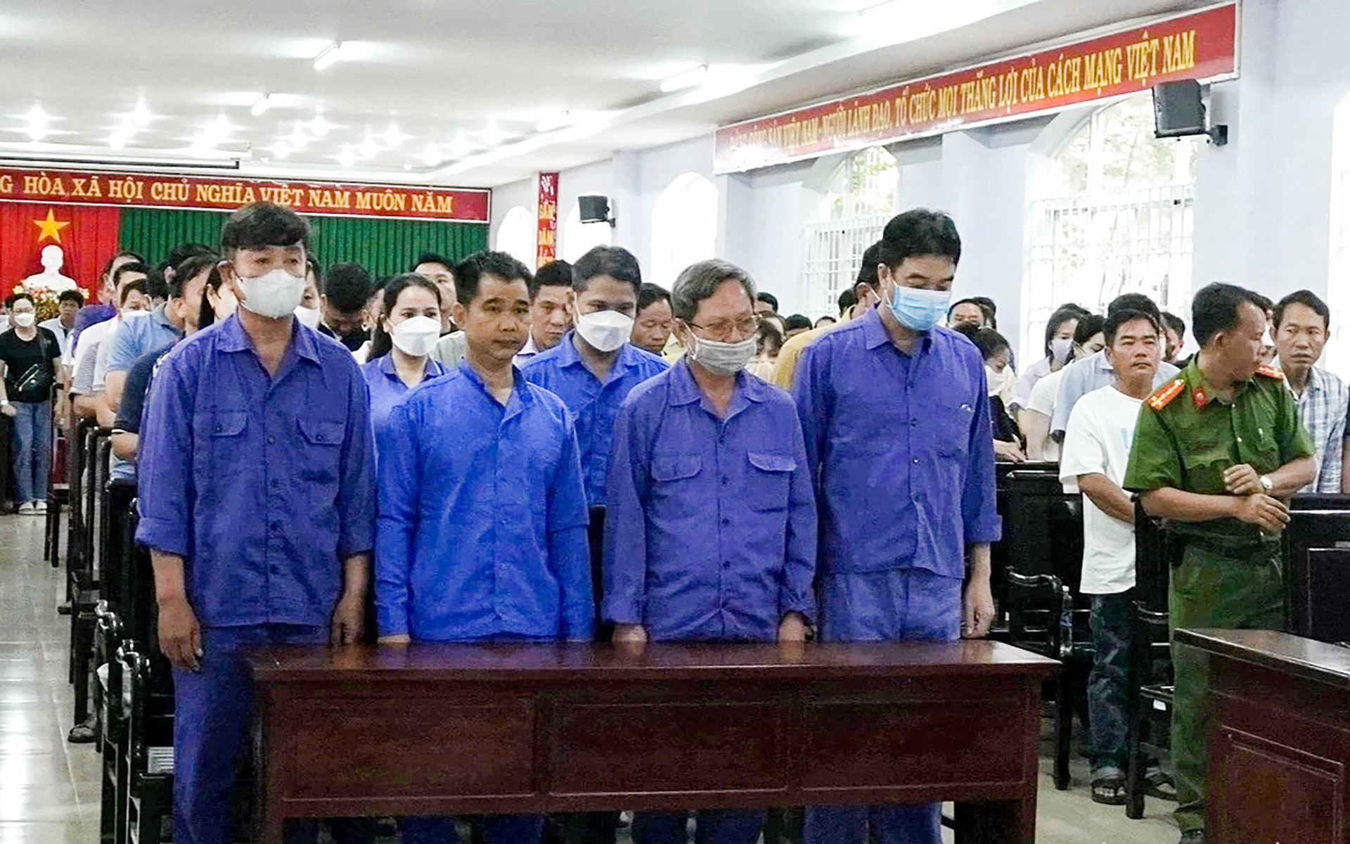 Xét xử vụ thanh tra giao thông tỉnh Bà Rịa - Vũng Tàu nhận hối lộ của chủ xe, doanh nghiệp - Ảnh 1. Xét xử bảy thanh tra giao thông tinh Bà Rịa - Vũng Tàu nhận hối lộ của 49 chủ xe, doanh nghiệp - Ảnh 1.