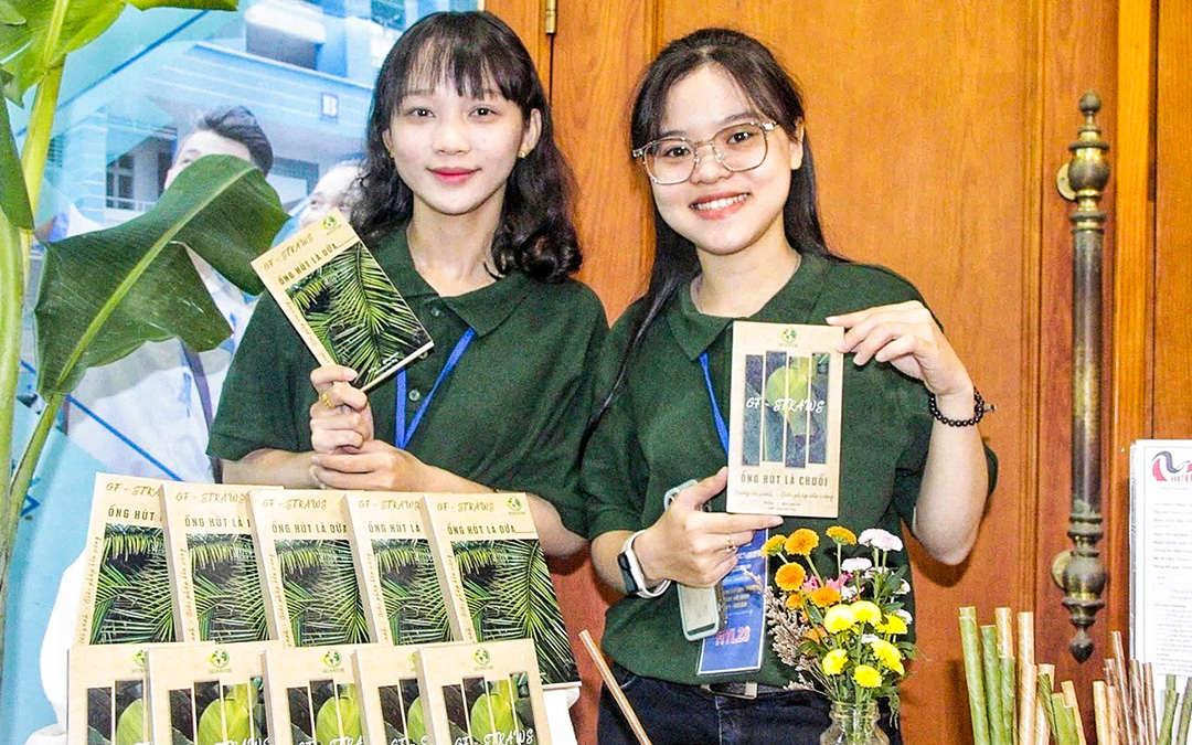 Ống hút từ lá khô của các cô gái trẻ cạnh tranh giá với ống hút nhựa - Ảnh 1. Ống hút từ lá cạnh tranh giá với ống hút nhựa - Ảnh 1.