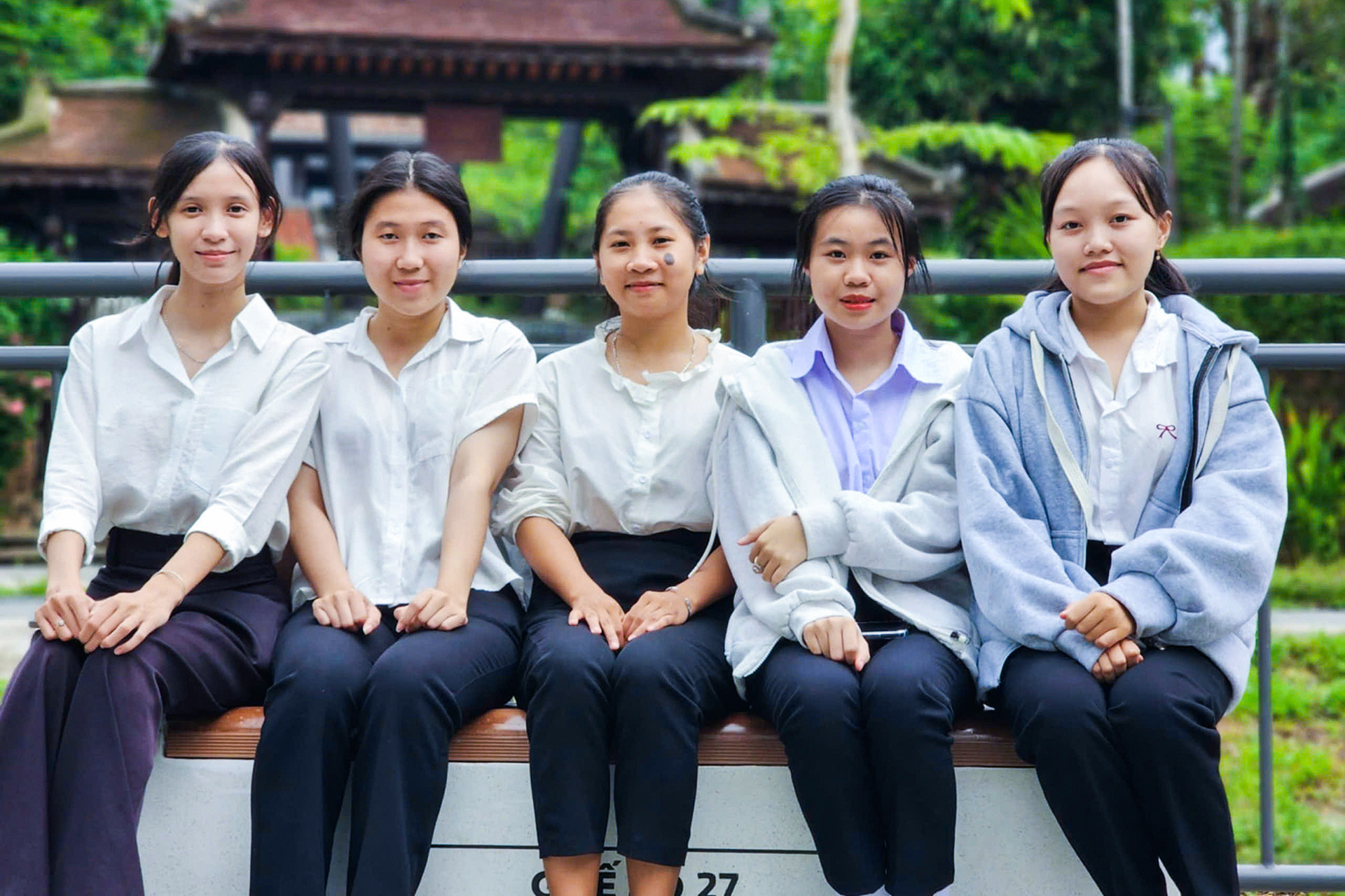 SV Huế, Quảng Ngãi được tiếp sức đến trường: Dù chưa từng được uống dòng sữa mẹ, tôi vẫn ráng học - Ảnh 1. SV Huế, Quảng Ngãi được tiếp sức đến trường: Dù chưa từng được uống dòng sữa mẹ, tôi vẫn ráng học - Ảnh 1.