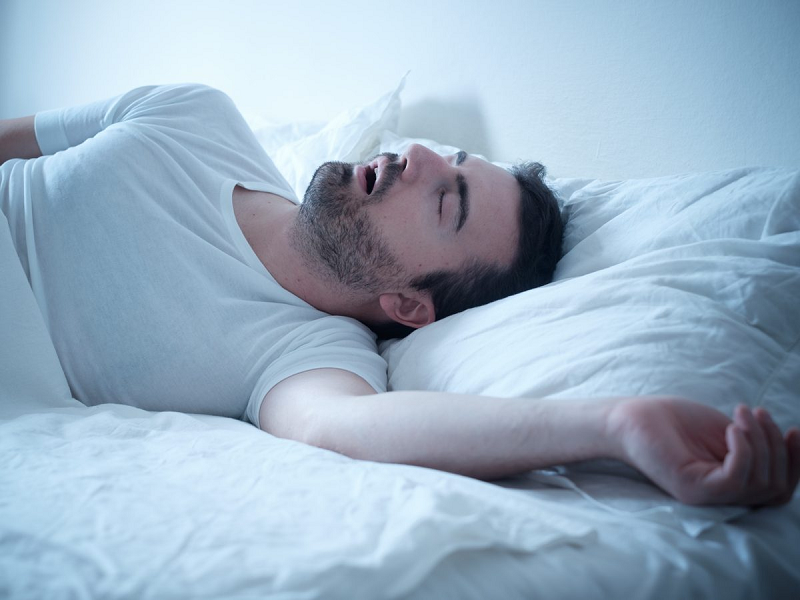 Ngưng thở khi ngủ do tắc nghẽn: Hiểu đúng về căn bệnh âm thầm - Ảnh 1.