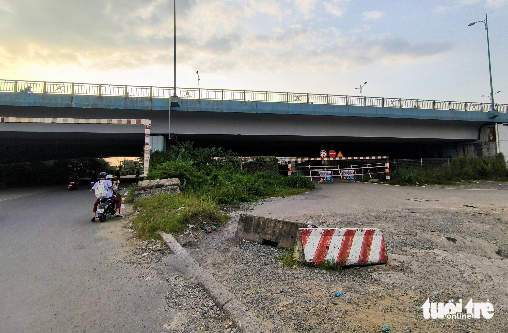 Vì sao đường tạm dân sinh dưới cầu Rạch Chiếc bị rào chắn? - Tuổi Trẻ ...