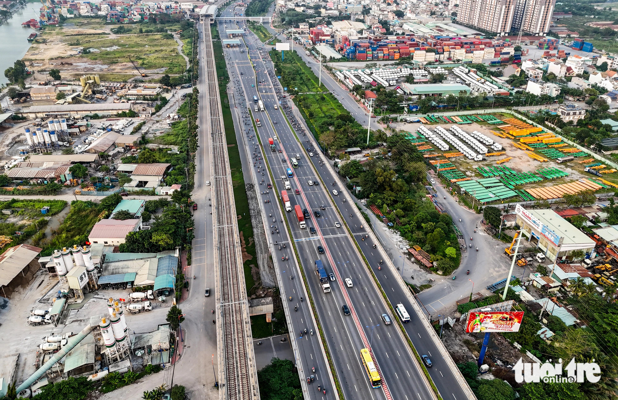 Vì sao đường tạm dân sinh dưới cầu Rạch Chiếc bị rào chắn? - Tuổi Trẻ ...