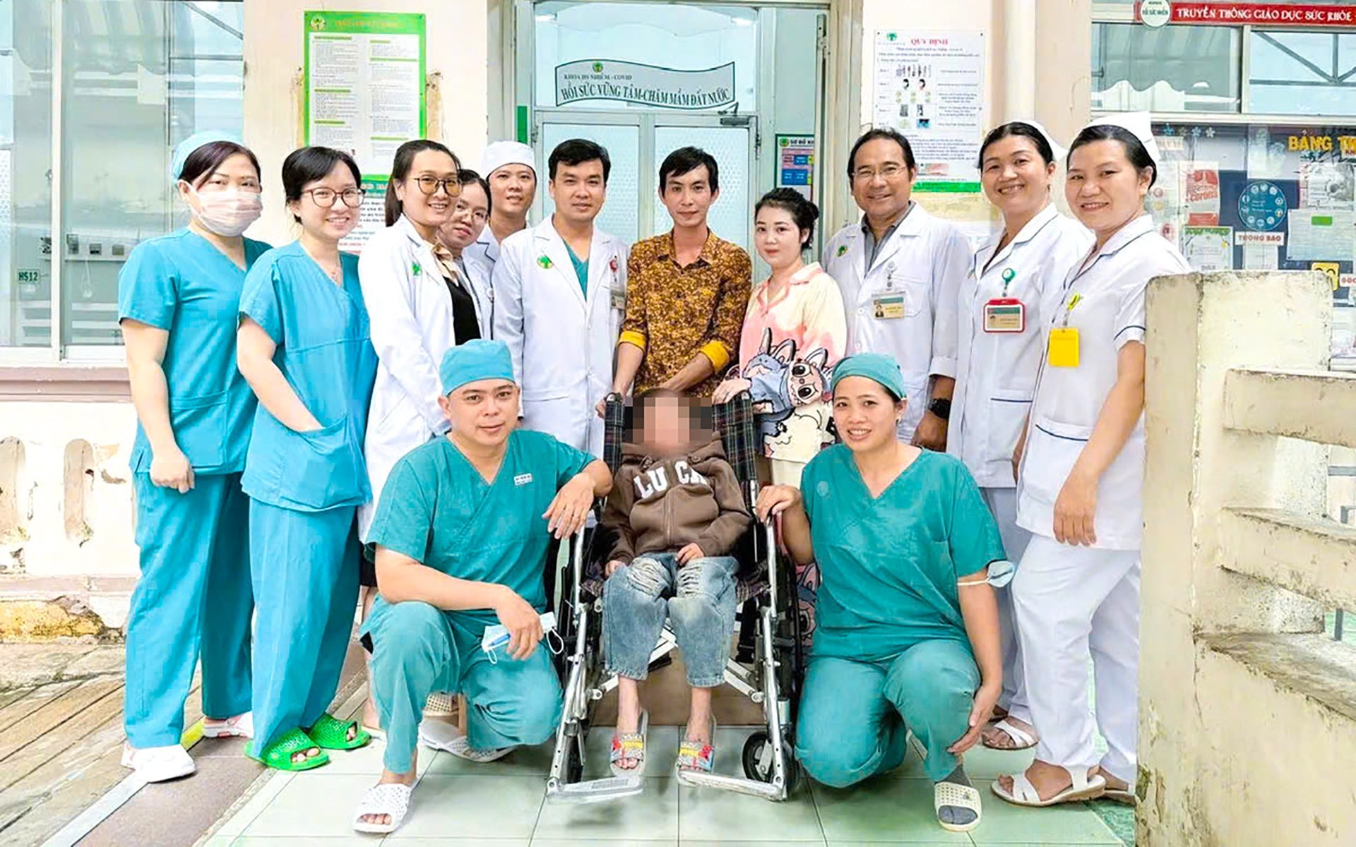 Cứu sống một bé trai 2 tuổi nguy kịch do sốt xuất huyết - Ảnh 1. Cứu sống một bé trai 2 tuổi nguy kịch do sốt xuất huyết - Ảnh 1.