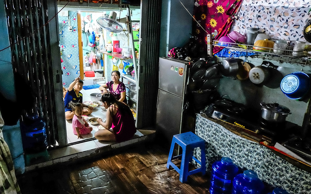 Trẻ con công nhân khu công nghiệp thiếu thốn mọi mặt, cha mẹ phải gửi về quê - Ảnh 2. Trẻ là con công nhân khu công nghiệp thiếu thốn mọi mặt - Ảnh 2.