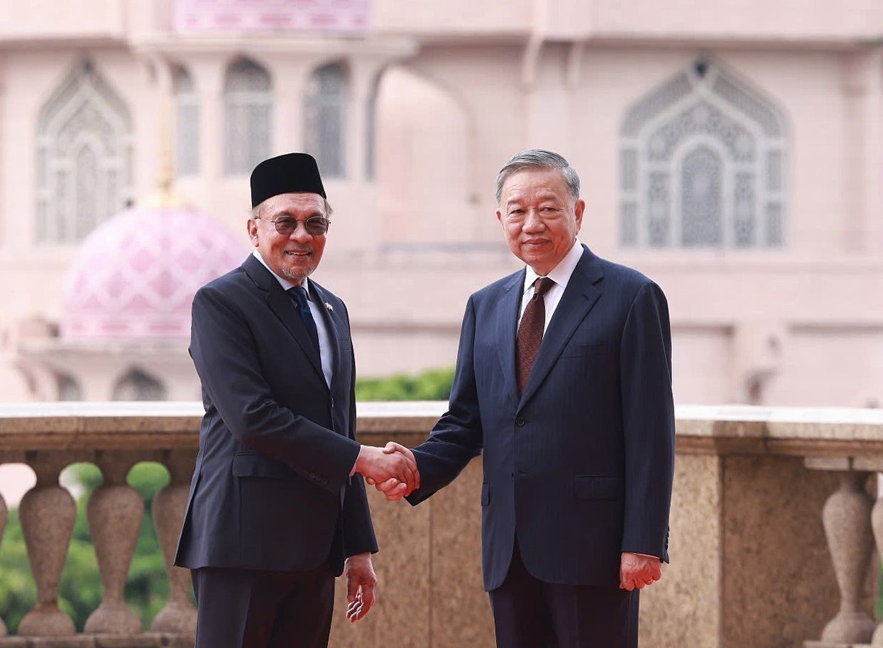 Malaysia dành nghi thức cao nhất đón Tổng Bí thư Tô Lâm và Phu nhân - Ảnh 3. Malaysia dành nghi thức cao nhất đón Tổng Bí thư Tô Lâm và Phu nhân - Ảnh 3.