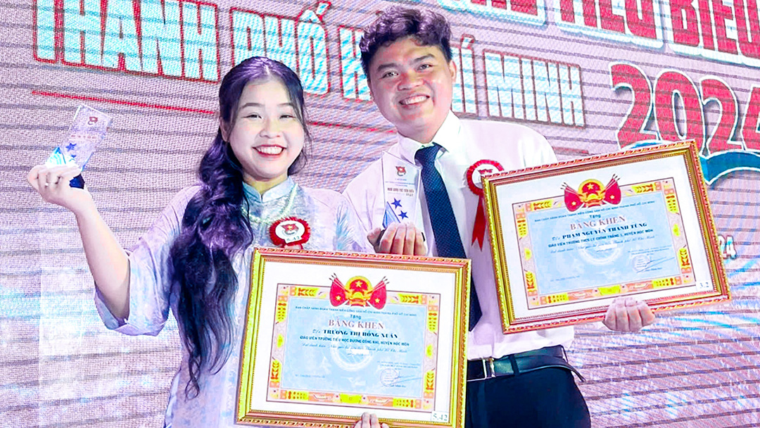Hai vợ chồng cùng được nhận giải thưởng Nhà giáo trẻ tiêu biểu TP.HCM - Ảnh 1. Duyên nợ nghề giáo - Ảnh 1.
