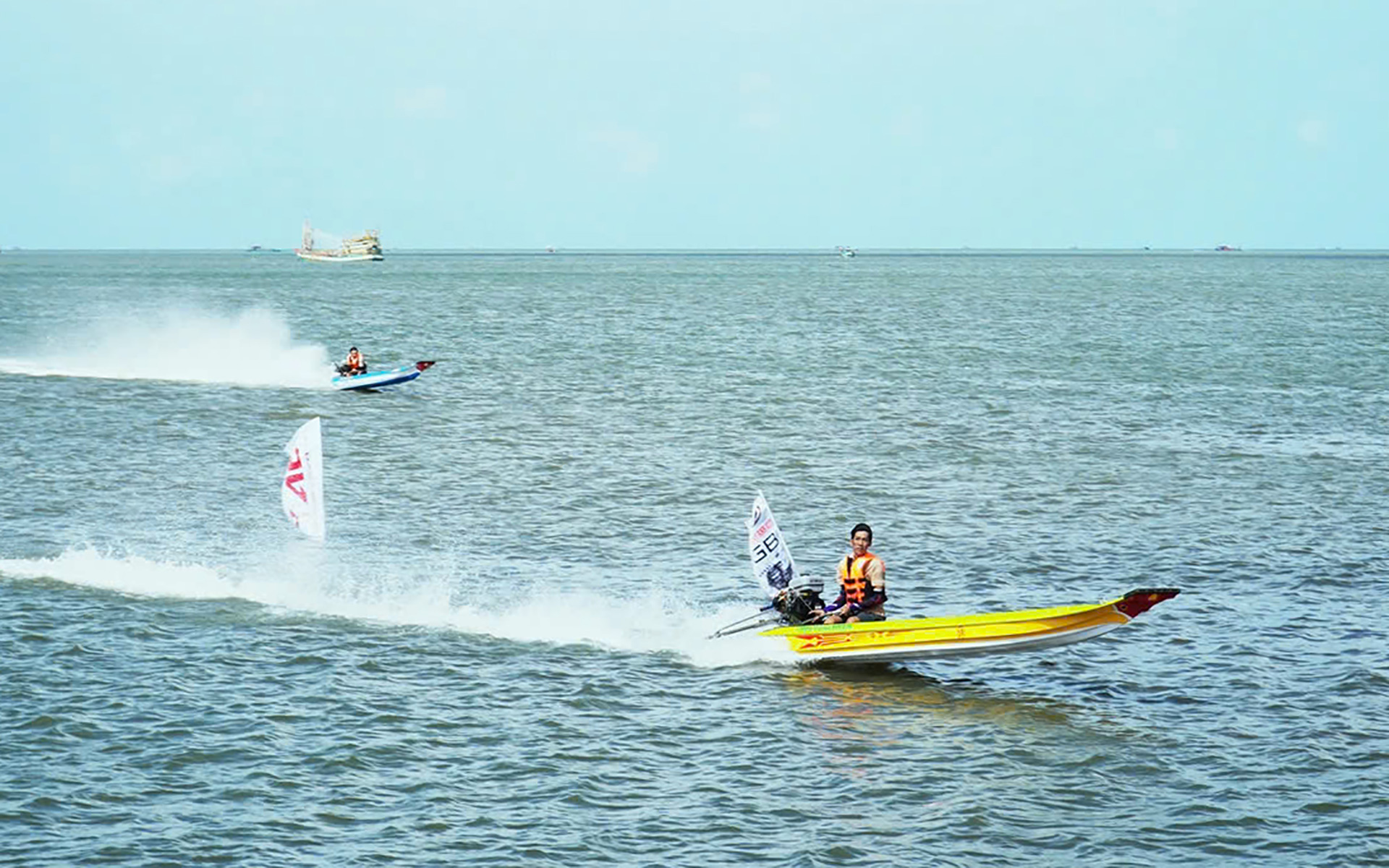 Đua vỏ lãi ở thị trấn biển lớn nhất miền Tây - Ảnh 1. Đua vỏ lãi ở thị trấn biển lớn nhất miền Tây - Ảnh 1.