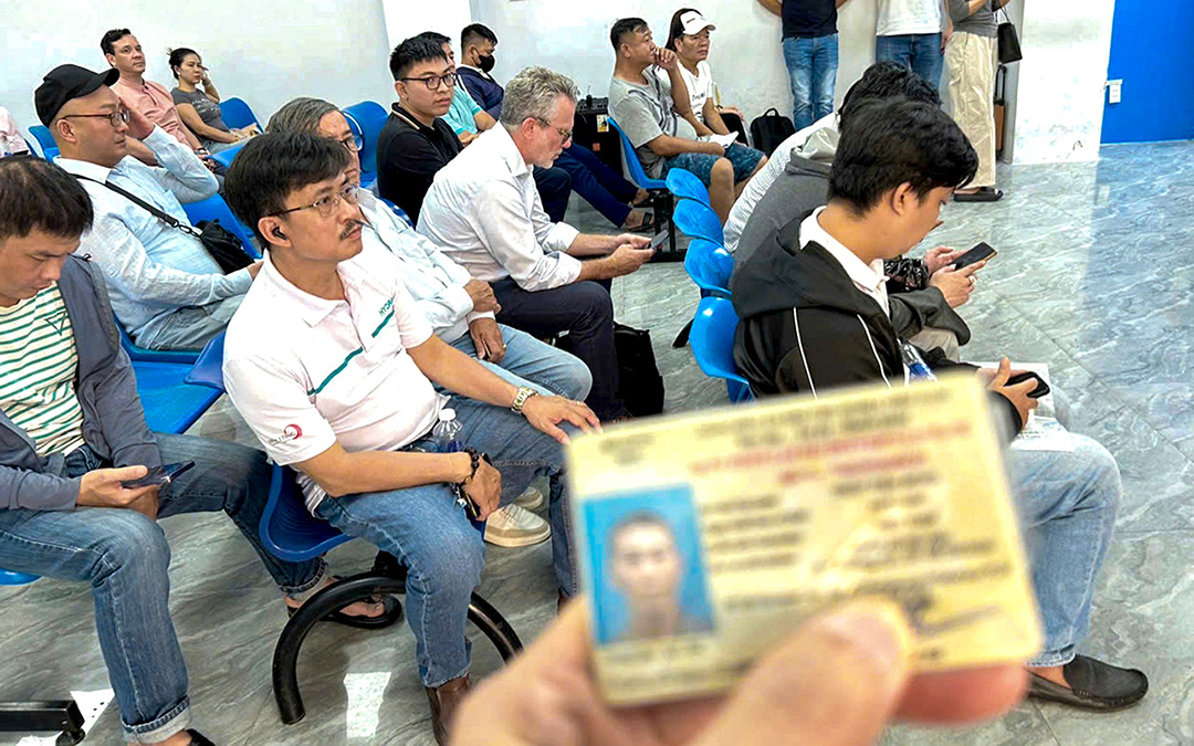 Thiếu phôi bằng lái, xe 'trùm mền' - Ảnh 1. Thiếu phôi bằng lái, xe 'trùm mền' - Ảnh 1.