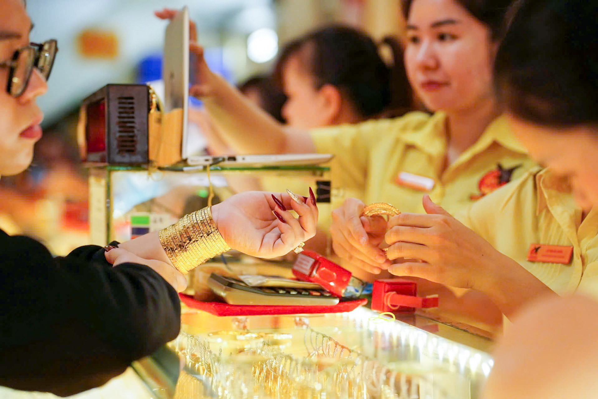 Giá vàng lại tăng thẳng đứng - Ảnh 1. Giá vàng tăng thẳng đứng, sắp lấy lại 'những gì đã mất' - Ảnh 1.