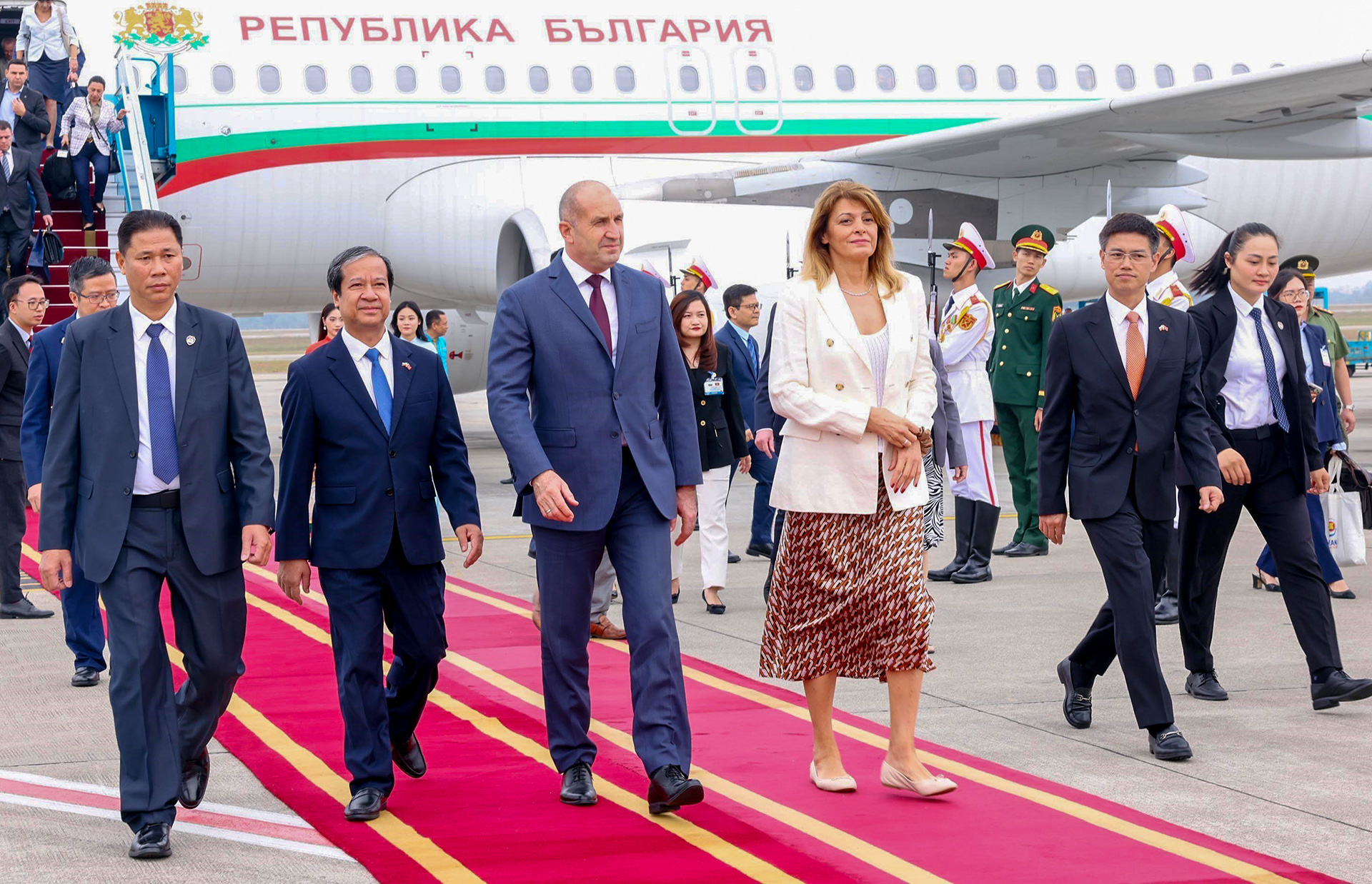 Tổng thống Bulgaria Rumen Radev đến Hà Nội, thăm chính thức Việt Nam - Ảnh 1. Tổng thống Bulgaria Rumen Radev, người có cảm tình với Việt Nam, đã đến Hà Nội - Ảnh 1.